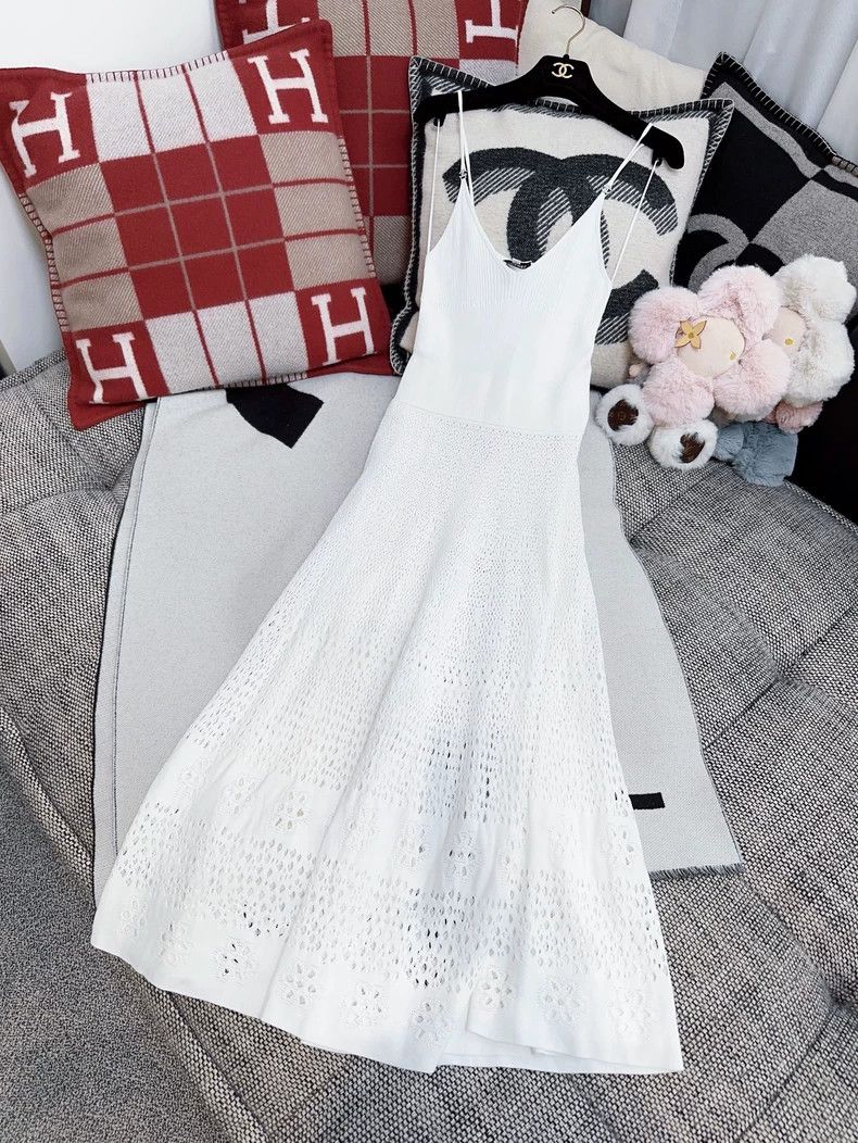 Chanel Chanel 23A White Diamond Button Dress Size M / US 6-8 / IT 42-44 - 3 Thumbnail