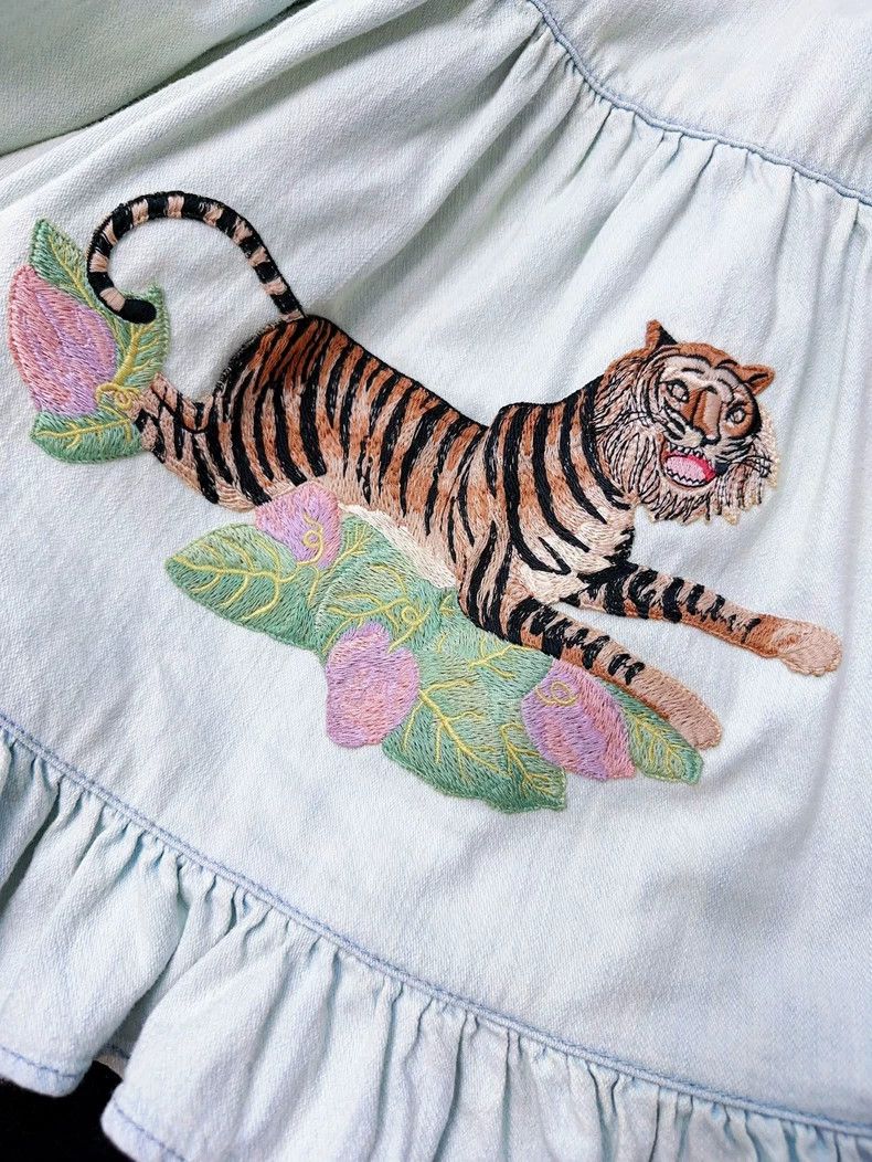 Gucci Gucci Light Blue Tiger Embroidered Denim Skirt Size 28" / US 6 / IT 42 - 6 Thumbnail