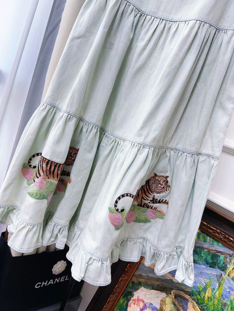 Gucci Gucci Light Blue Tiger Embroidered Denim Skirt Size 28" / US 6 / IT 42 - 4 Thumbnail
