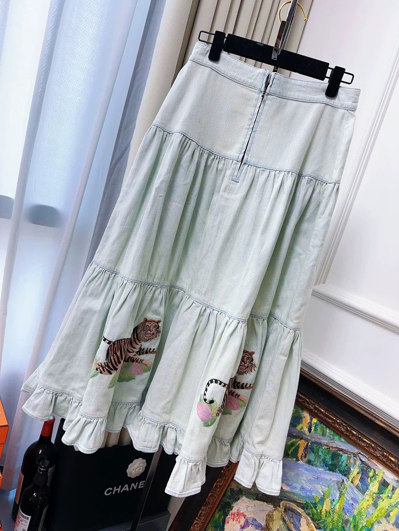 Gucci Gucci Light Blue Tiger Embroidered Denim Skirt Size 28" / US 6 / IT 42 - 2 Thumbnail