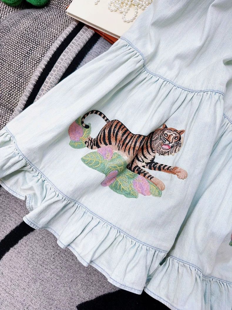 Gucci Gucci Light Blue Tiger Embroidered Denim Skirt Size 28" / US 6 / IT 42 - 5 Thumbnail