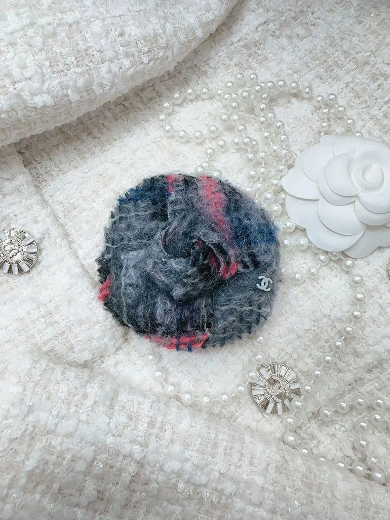 Chanel Chanel 18A Gray Camellia Wool Brooch Size ONE SIZE - 3 Thumbnail