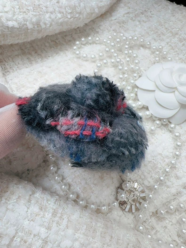 Chanel Chanel 18A Gray Camellia Wool Brooch Size ONE SIZE - 4 Thumbnail