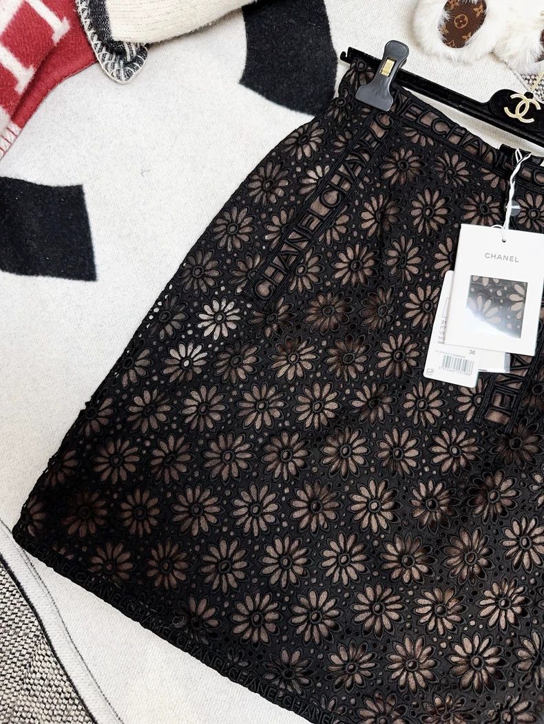 Chanel Chanel Black Daisy Lace Mini Skirt Size 36" / US 14 / IT 50 - 3 Thumbnail