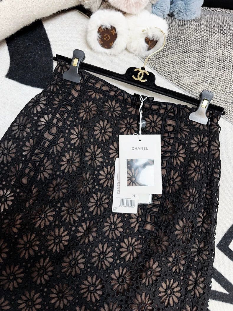 Chanel Chanel Black Daisy Lace Mini Skirt Size 36" / US 14 / IT 50 - 2 Thumbnail