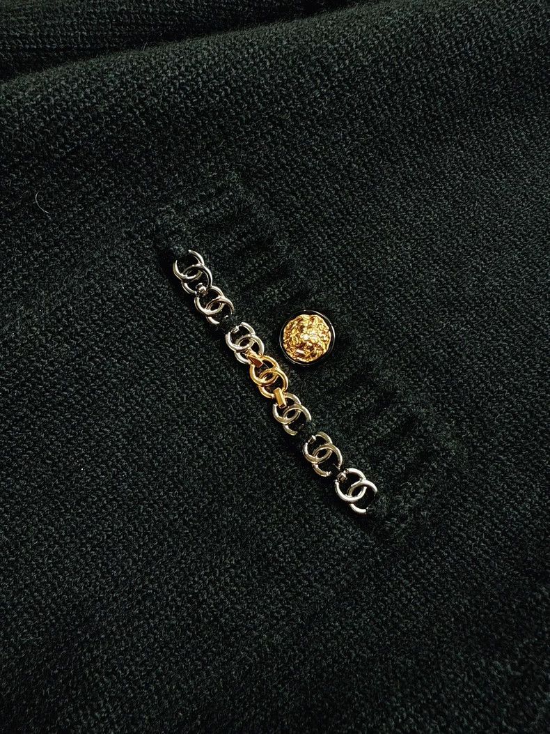 Chanel CHANEL 22B Black Cashmere Logo Cardigan Size M / US 6-8 / IT 42-44 - 3 Thumbnail