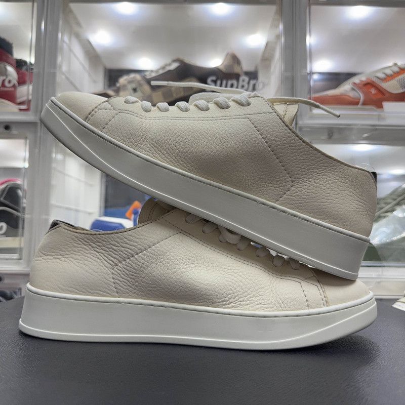 Louis Vuitton Casual Low-top Sneakers in White 0079