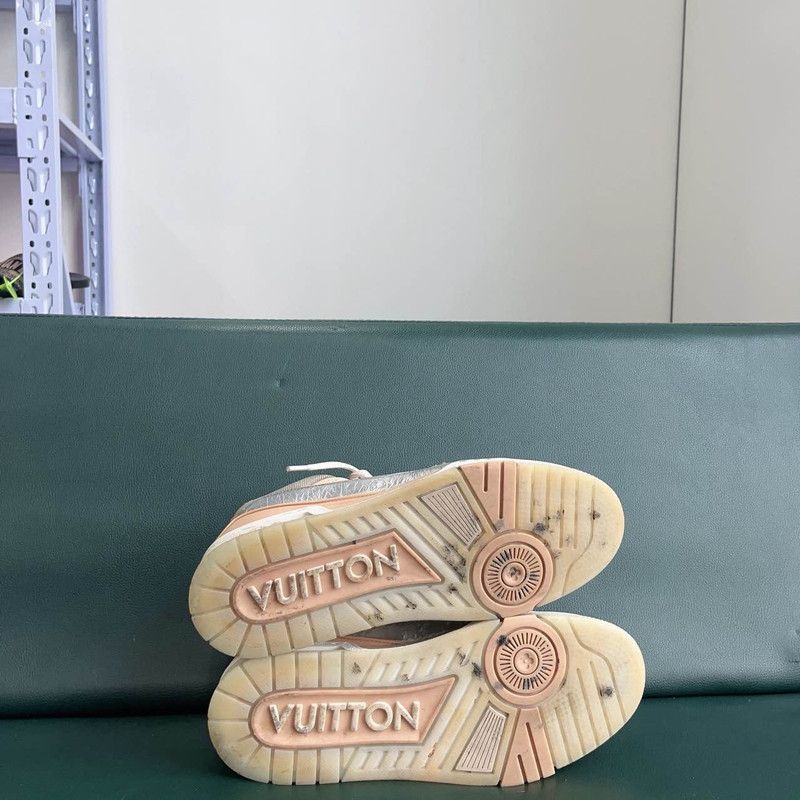 Louis Vuitton Louis Vuitton Silver Trainer Sneakers for Men 0079 Size US 8.5 / EU 41-42 - 4 Thumbnail
