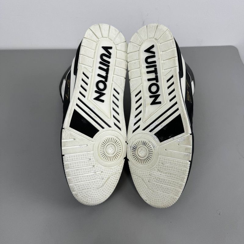 Louis Vuitton Louis Vuitton Trainer Low-Top Fashion Sneakers for Men 0079 Size US 9 / EU 42 - 4 Thumbnail