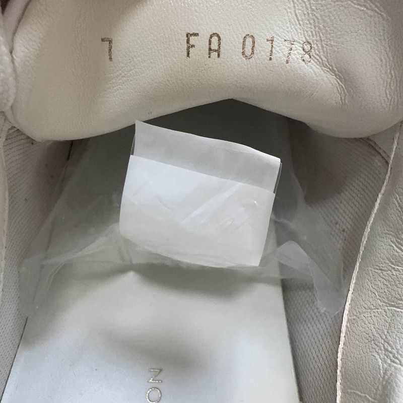 Louis Vuitton Louis Vuitton White Fashion Sneakers for Men 0079 Size US 8 / EU 41 - 5 Thumbnail