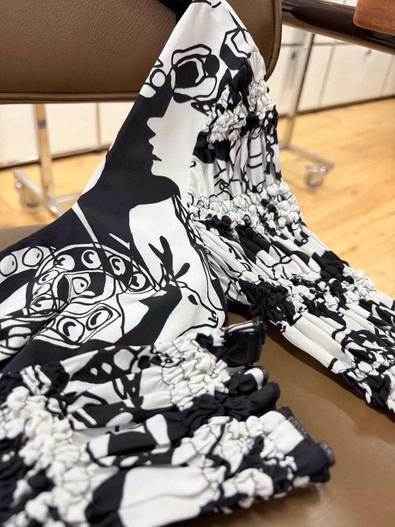 Chanel Chanel Black White Graffiti Camellia Top - dmc Size US S / EU 44-46 / 1 - 8 Thumbnail