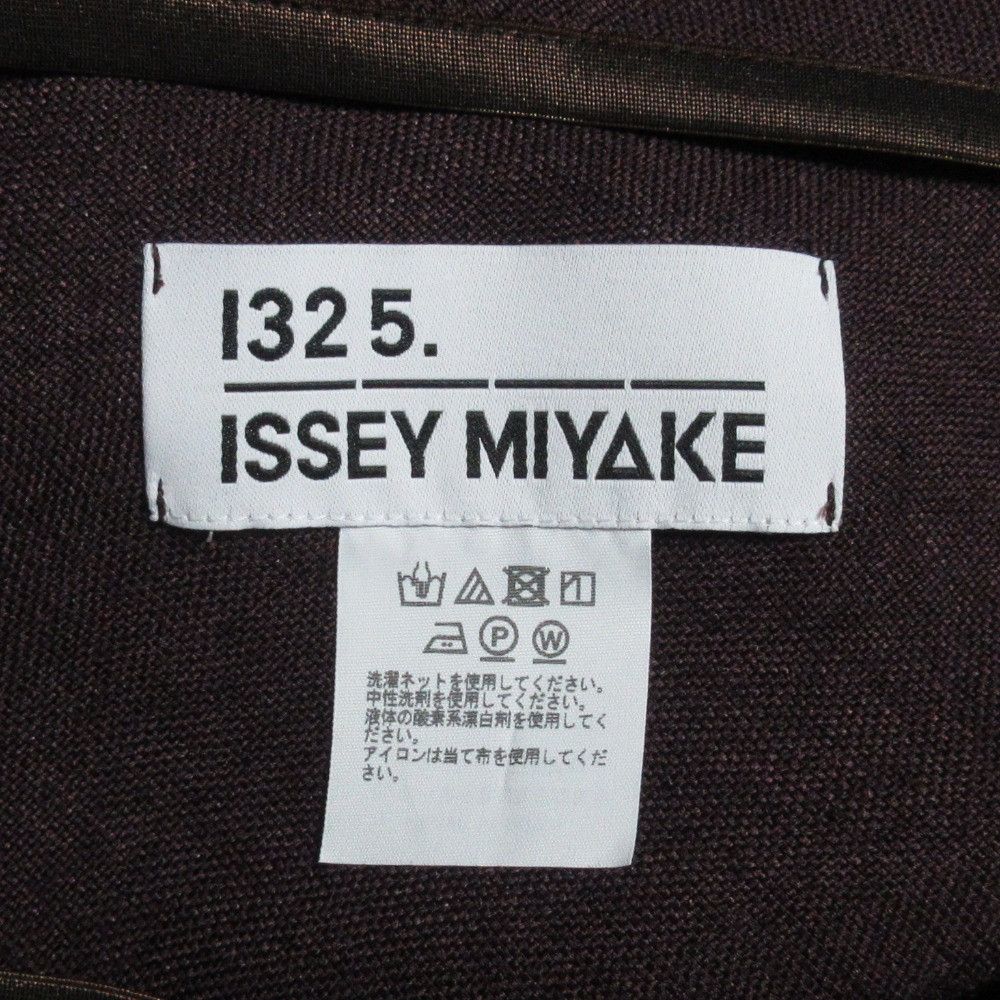 Issey Miyake Issey Miyake ISSEY MIYAKE 132.5 BIAS PARTITION Cut and Sewn Cotton Tops IL43FJ321 DUTY FREE for USA Size ONE SIZE - 5 Thumbnail