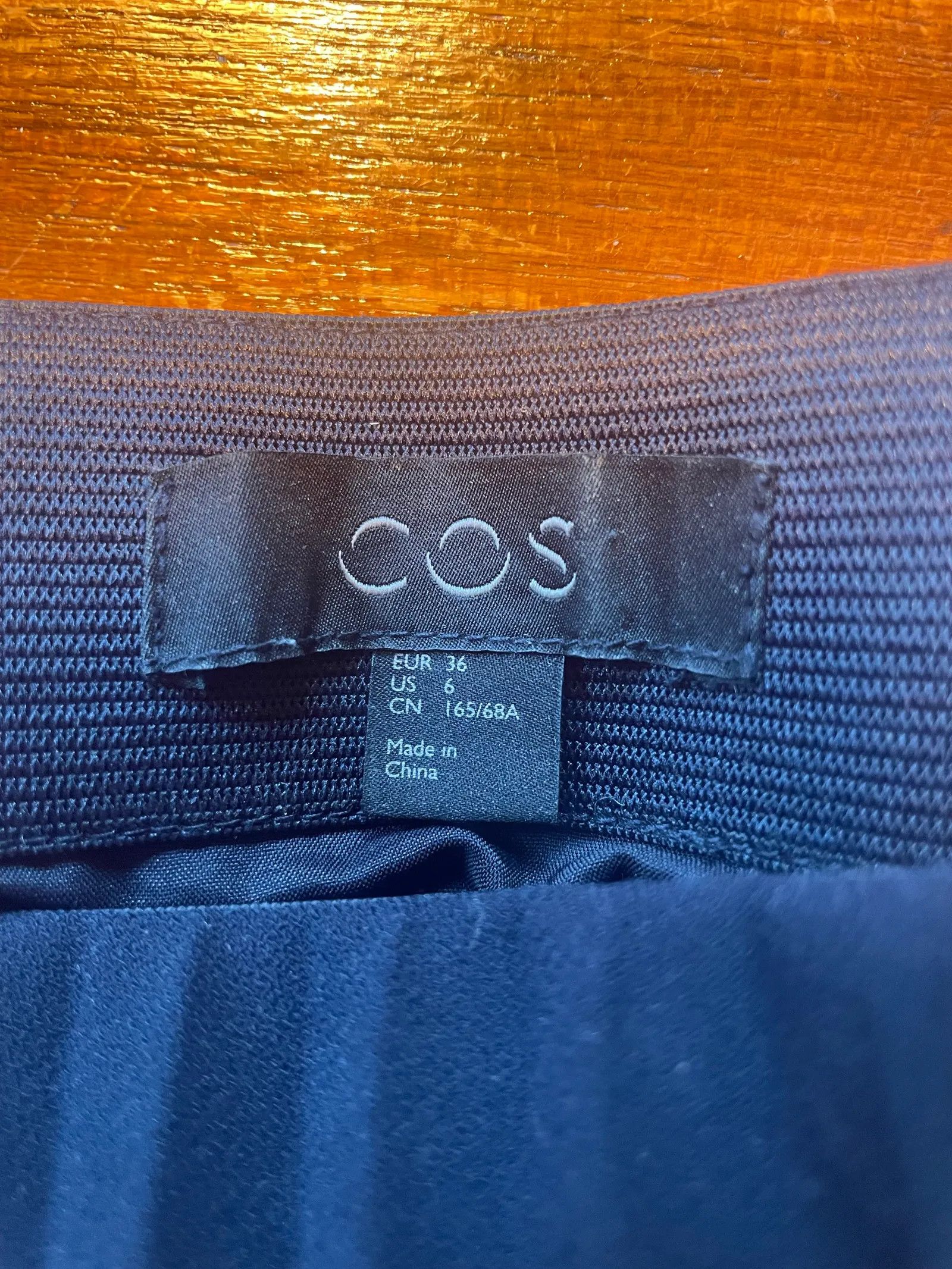 Cos Cos Plisserad kjol Skirt Size 26" / US 2 / IT 38 - 2 Thumbnail
