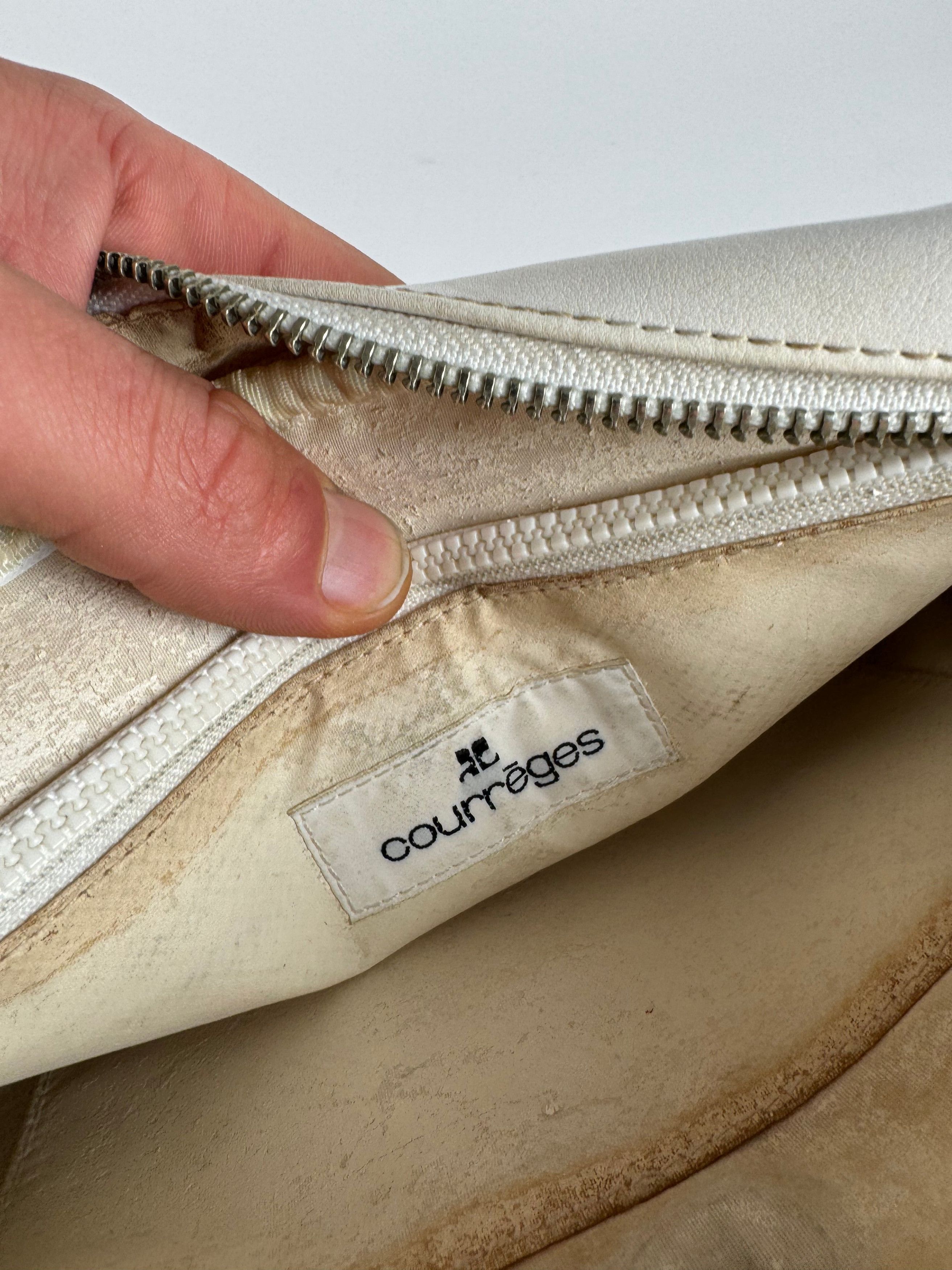 Courreges Vintage Paris Leather Crossbody Bag White Size ONE SIZE - 15 Thumbnail