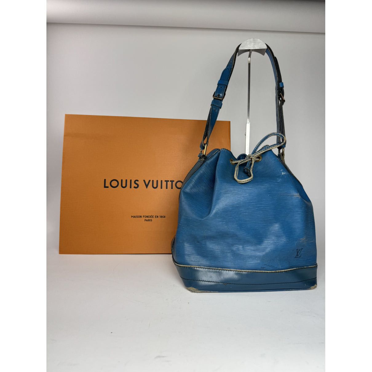Louis Vuitton NéoNoé Blue Leather Handbag Size ONE SIZE - 4 Thumbnail