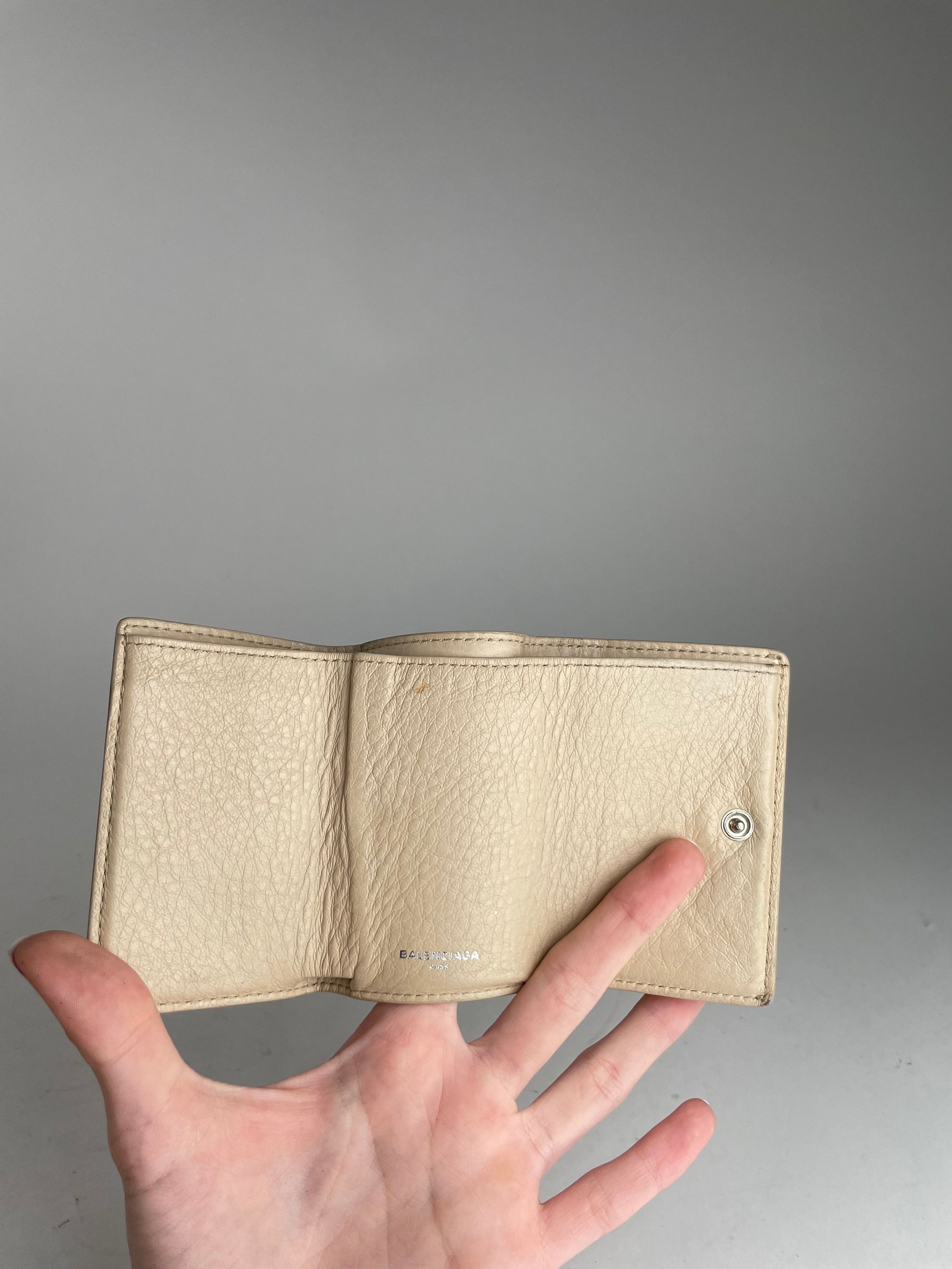 Balenciaga Vintage Leather Card Holder Beige Size ONE SIZE - 9 Thumbnail