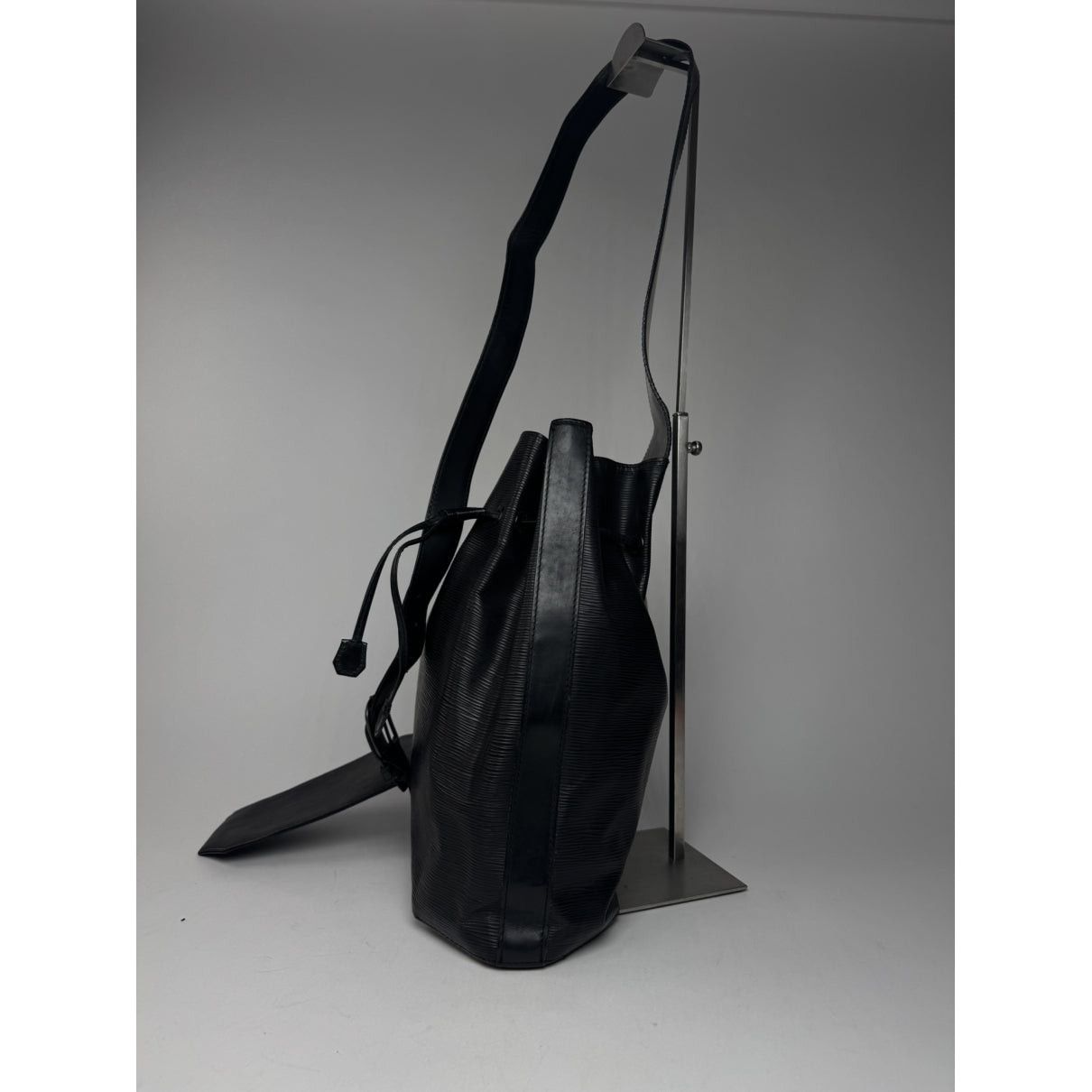 Louis Vuitton NéoNoé Black Leather Handbag Size ONE SIZE - 4 Thumbnail