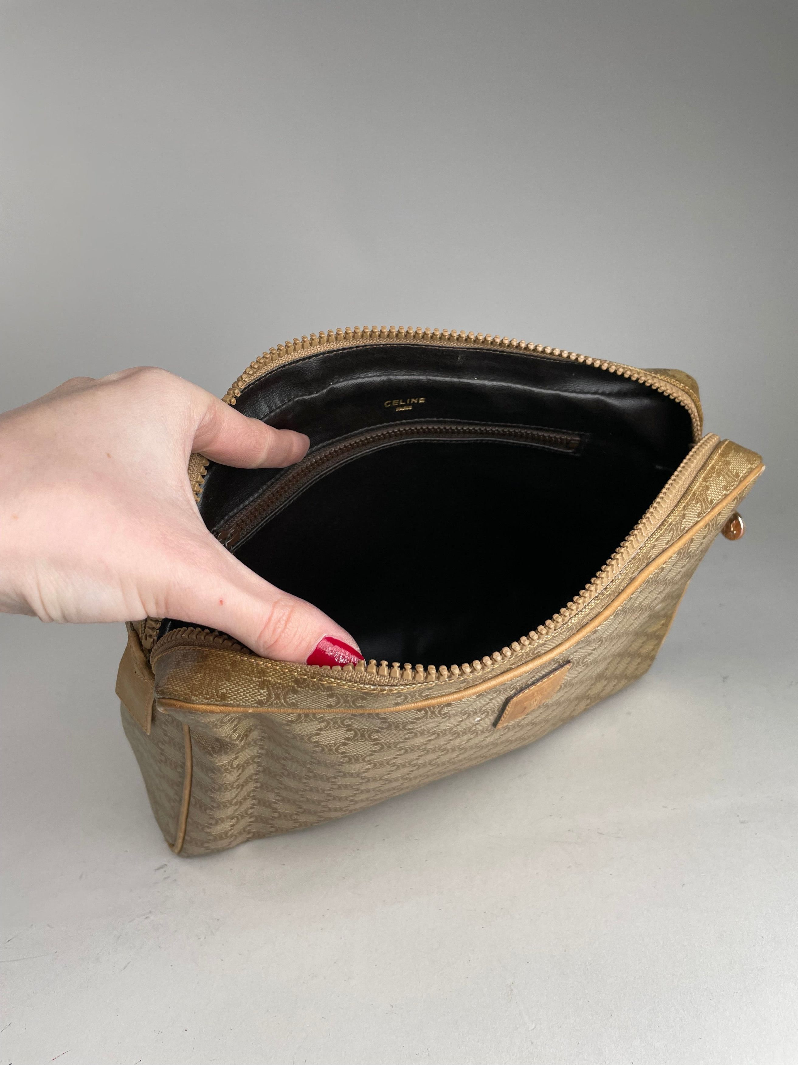 Celine Vintage Triomphe Leather Monogram Clutch Size ONE SIZE - 16 Thumbnail