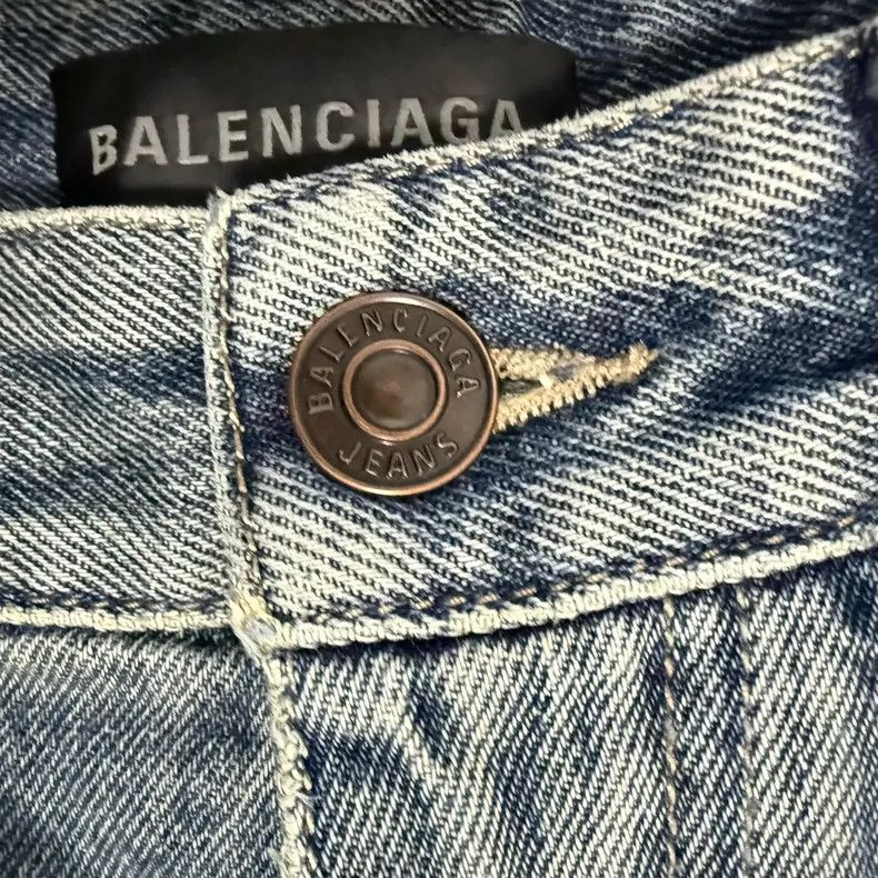 Balenciaga Balenciaga Distressed Baggy Denim Shorts - dmc Size US 29 - 2 Thumbnail