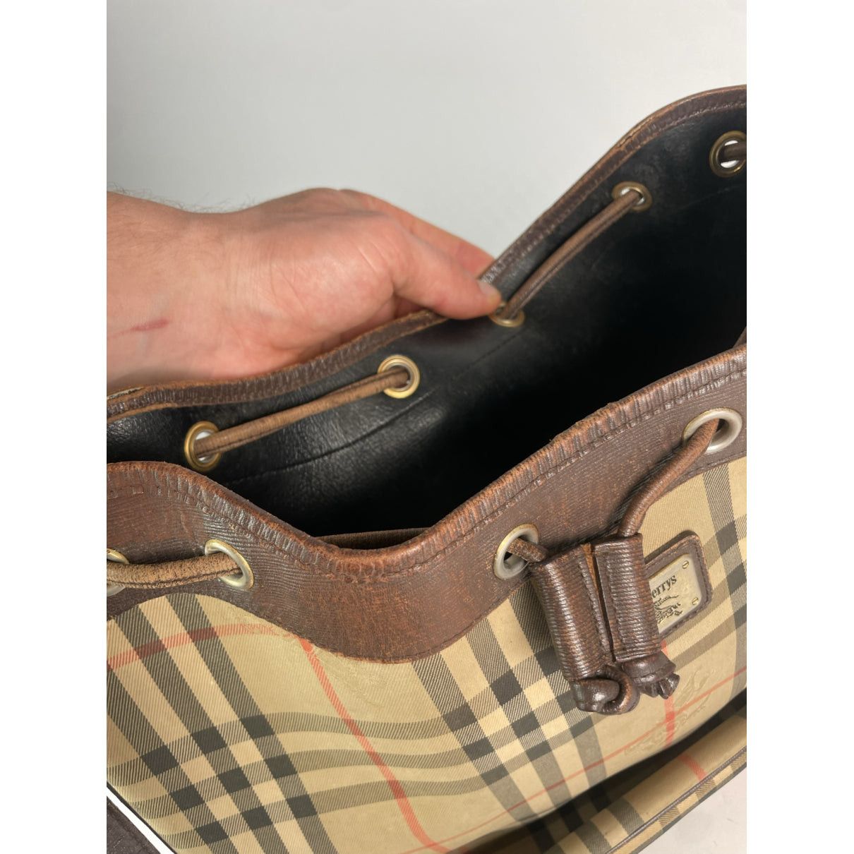 Burberry Lola Bucket Beige Leather Handbag Size ONE SIZE - 3 Thumbnail
