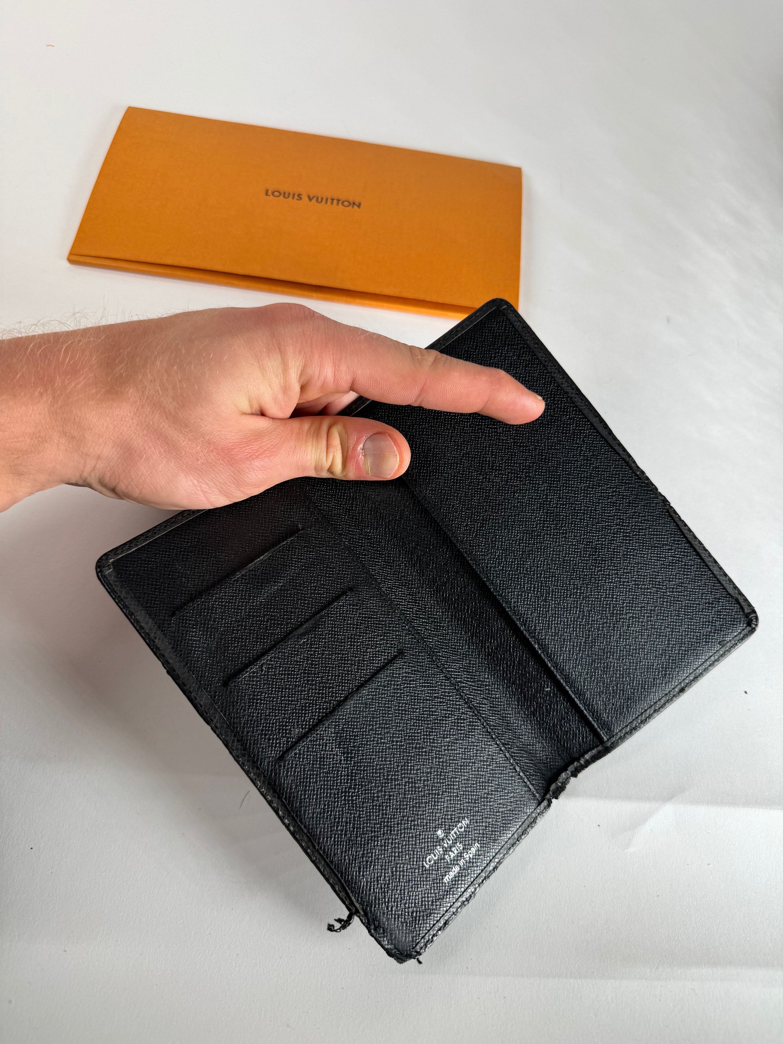 Louis Vuitton Vintage Taiga Leather Card Holder / ID Holder Black Size ONE SIZE - 4 Thumbnail