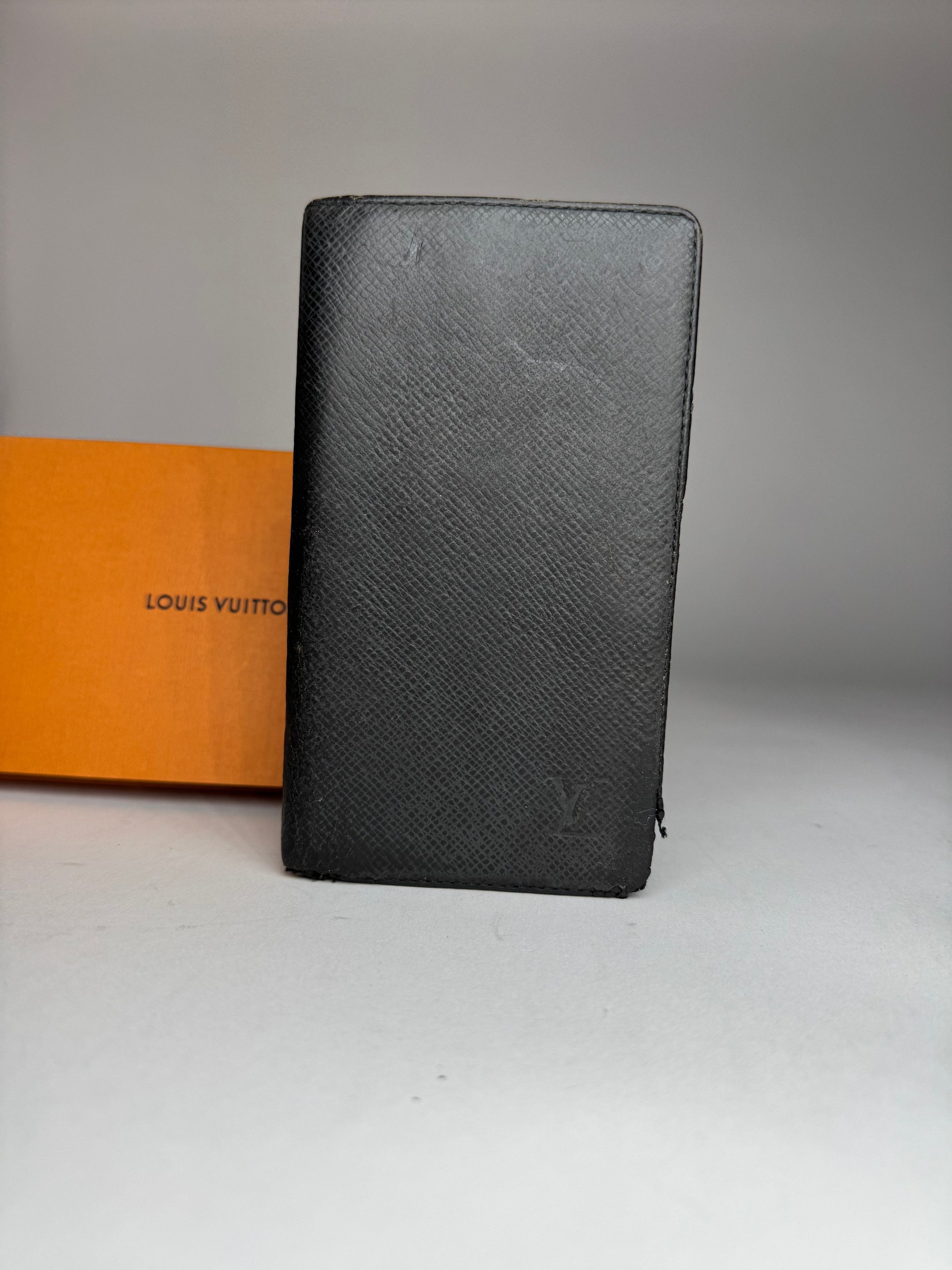 Louis Vuitton Vintage Taiga Leather Card Holder / ID Holder Black Size ONE SIZE - 2 Thumbnail