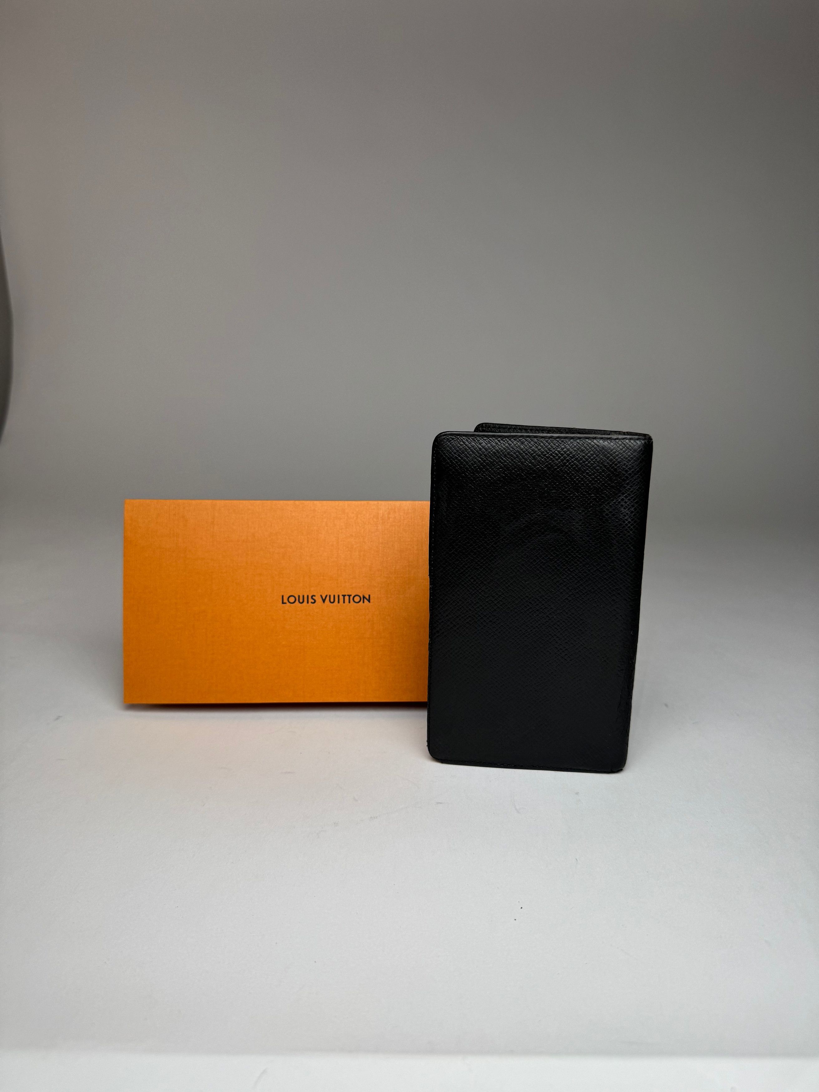 Louis Vuitton Vintage Taiga Leather Card Holder / ID Holder Black Size ONE SIZE - 3 Thumbnail