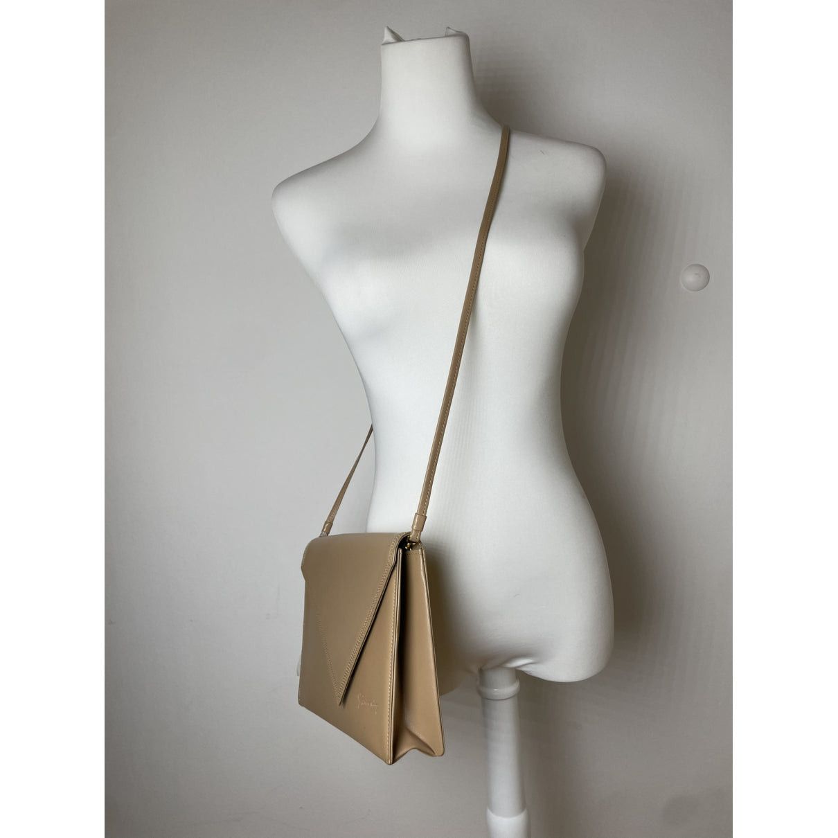 Givenchy Bow Cut Beige Leather Handbag Size ONE SIZE - 2 Thumbnail