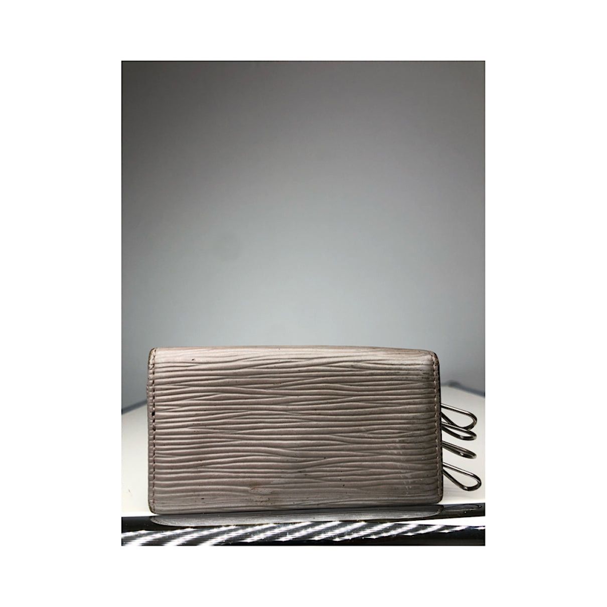 Louis Vuitton Lockme Grey Leather Purse Size ONE SIZE - 3 Thumbnail