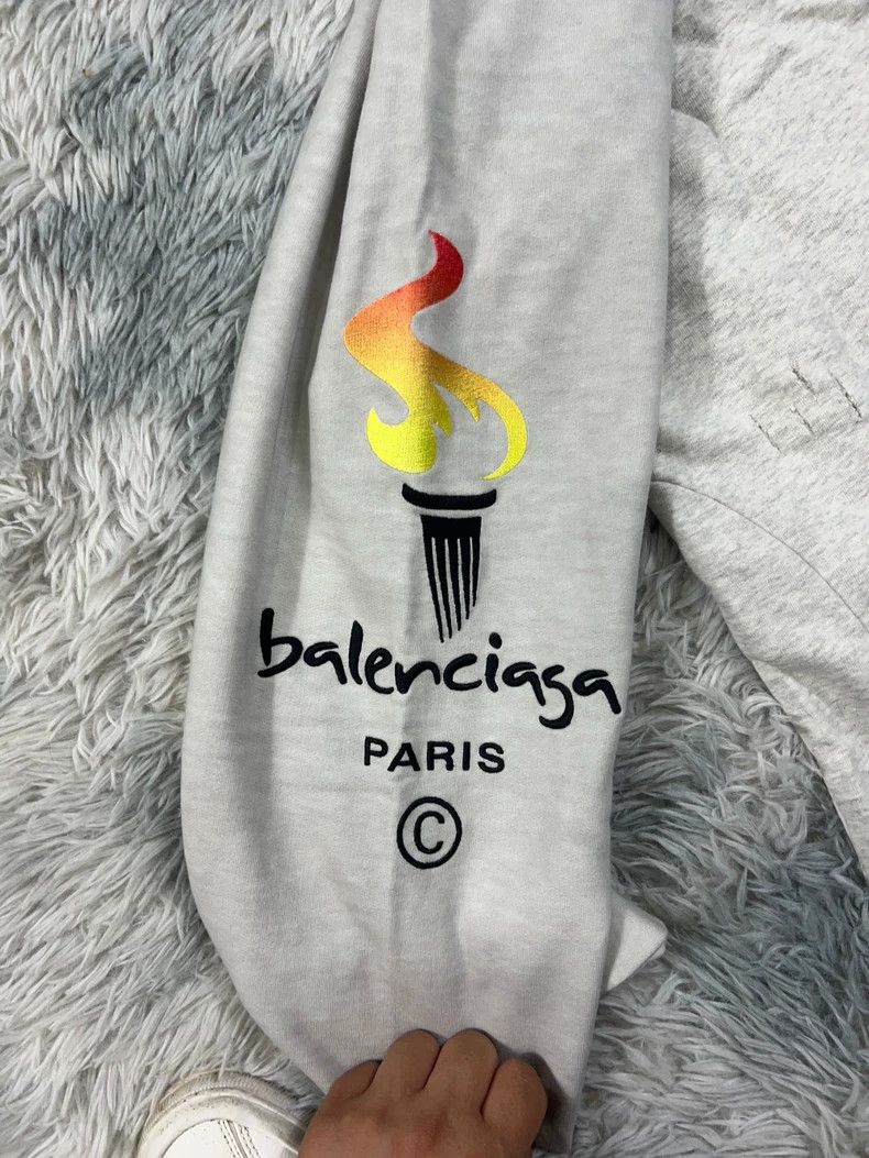Balenciaga Balenciaga Distressed White Hoodie - dmc Size US M / EU 48-50 / 2 - 7 Thumbnail