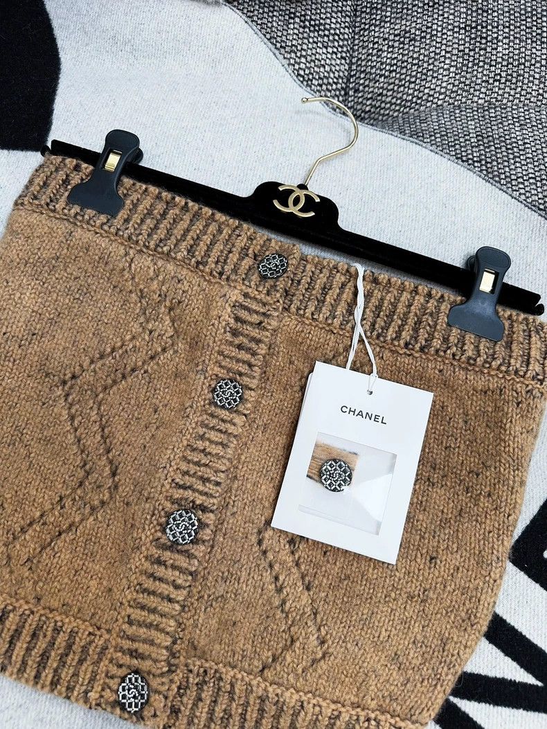 Chanel Chanel Brown Knit Diamond Button Crop Top - dmc Size US M / EU 48-50 / 2 - 3 Thumbnail