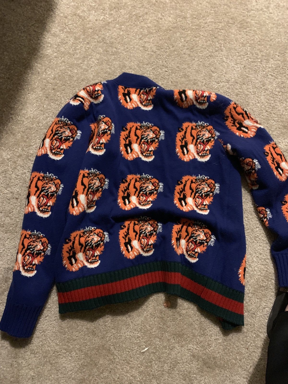 Gucci lion sweater online
