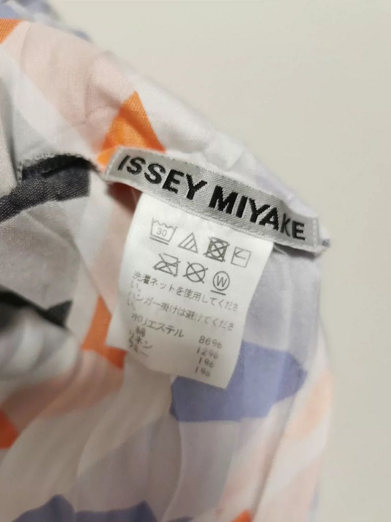 Issey Miyake Pleated V-Neck Top - dmc