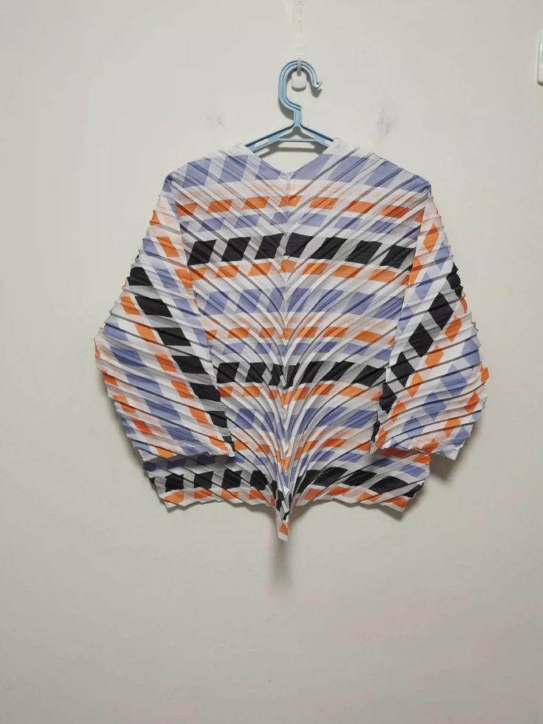 Issey Miyake Pleated V-Neck Top - dmc