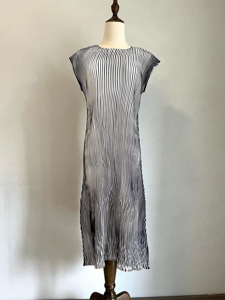 Issey Miyake Issey Miyake Pleated Short Sleeve Dress - dmc Size US 30 / EU 46 - 2 Thumbnail