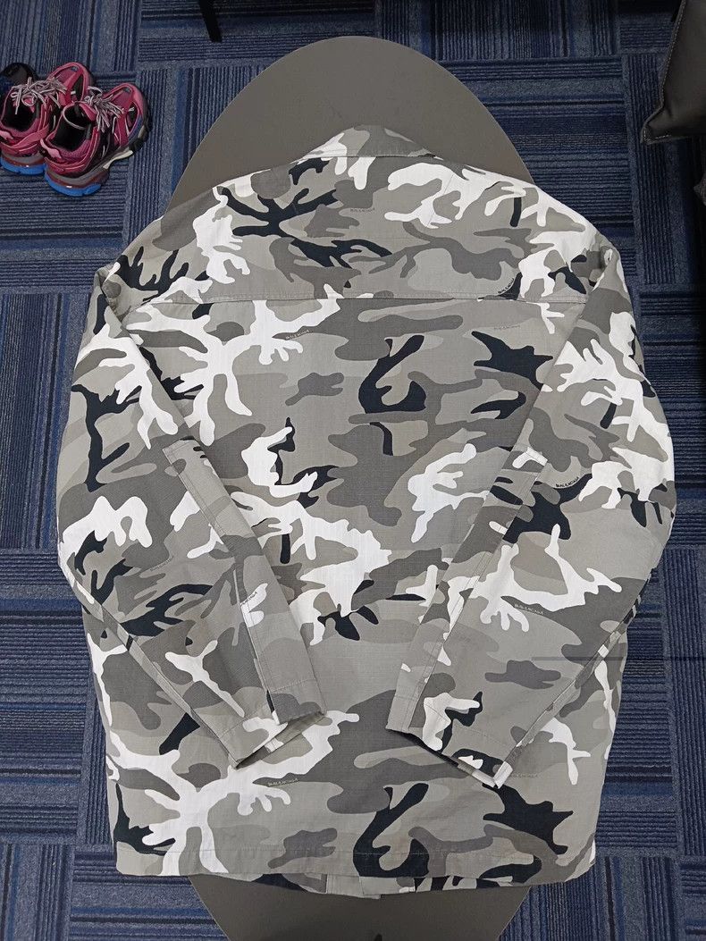 Balenciaga Balenciaga Camo Multi-Pocket Shirt - dmc Size US S / EU 44-46 / 1 - 2 Thumbnail