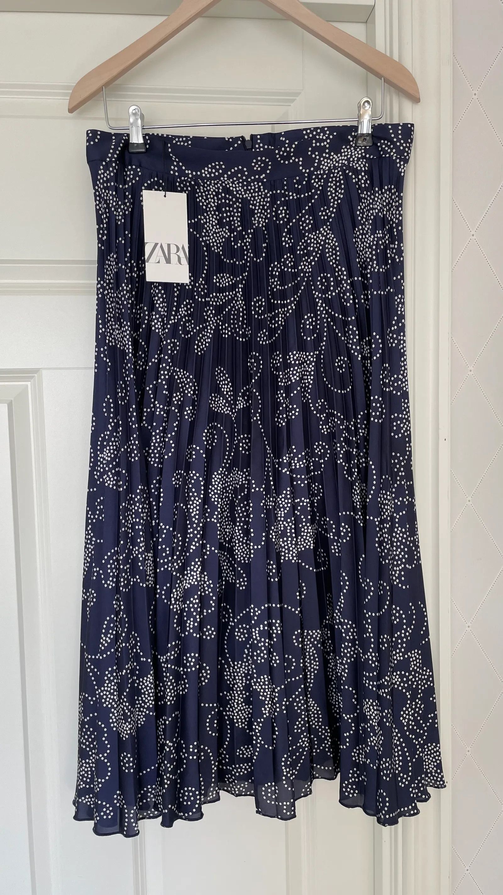 Zara Zara Pleated Midi Skirt Skirt Size 32" / US 10 / IT 46 - 2 Thumbnail