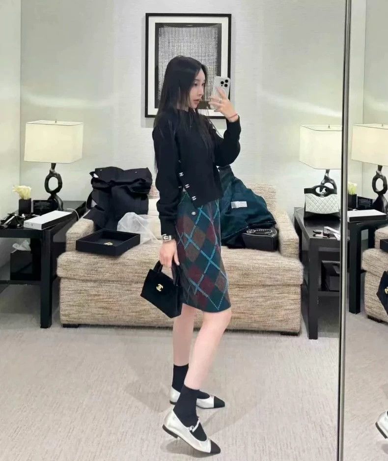 Chanel Chanel Black Wool Sweater with CC Logo - dmc Size US M / EU 48-50 / 2 - 6 Thumbnail