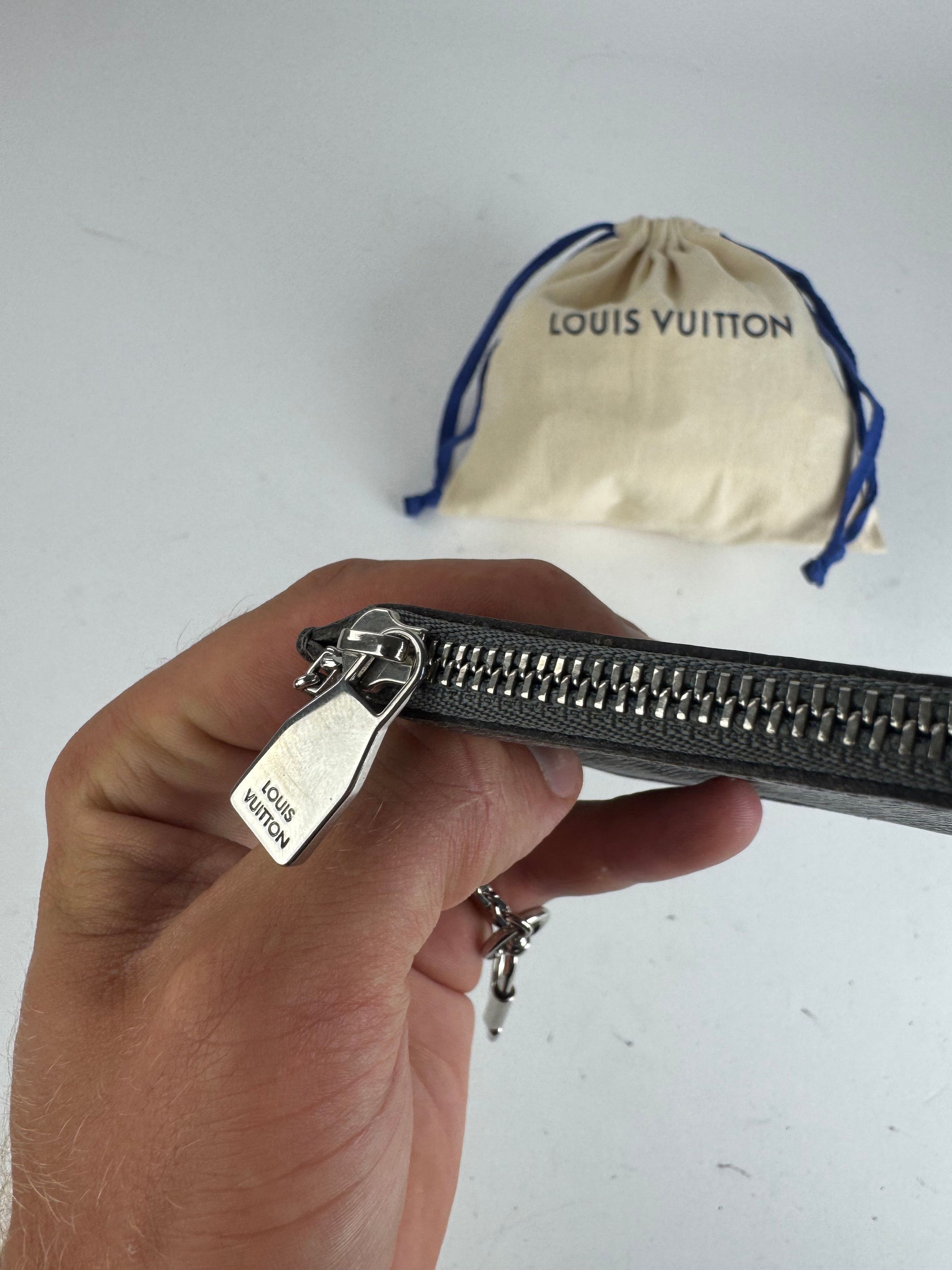 Louis Vuitton Vintage Le Dauphine Leather Card Holder Grey Size ONE SIZE - 6 Thumbnail