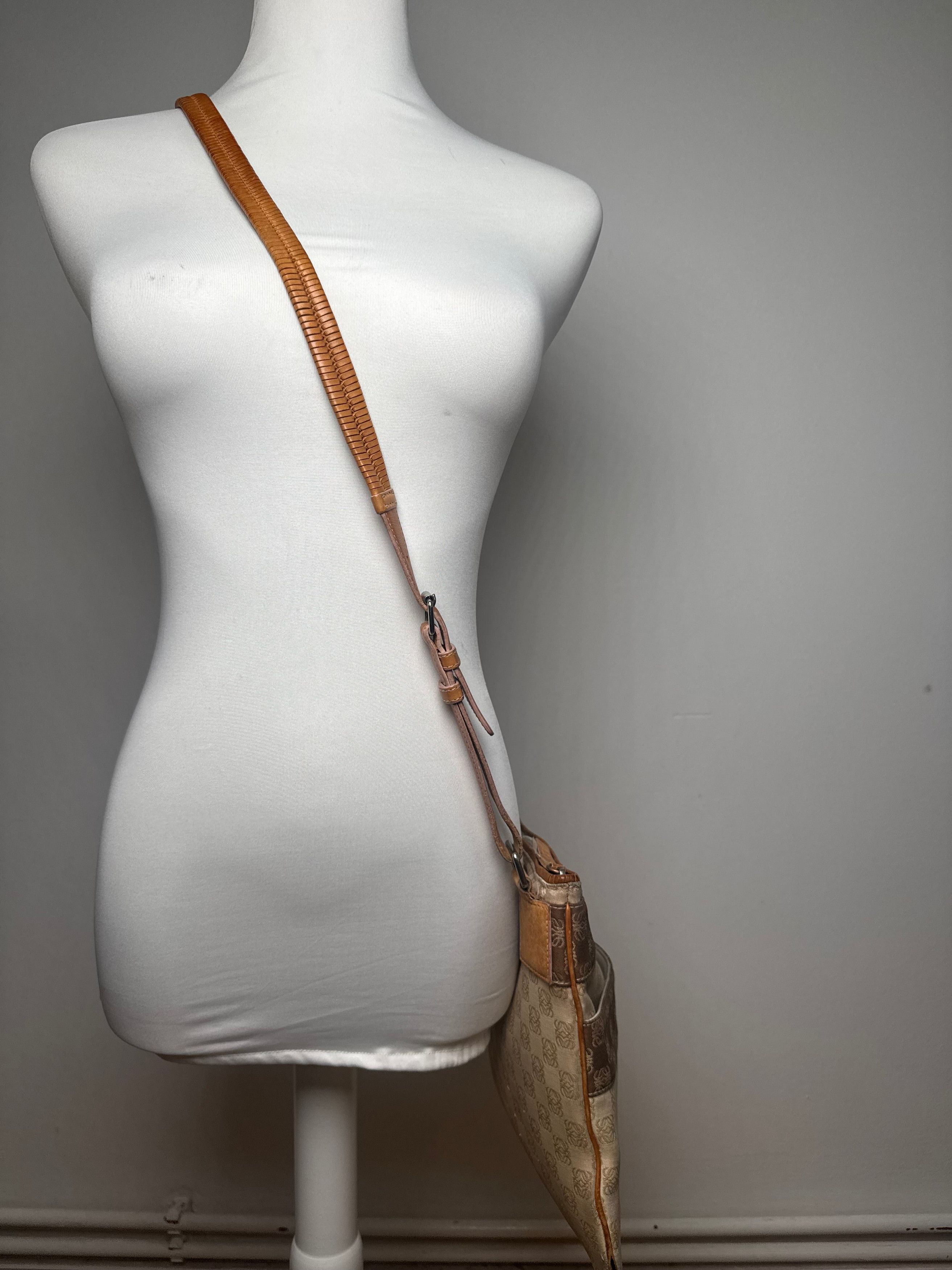 Loewe Vintage Madrid Leather canvas monogram Shoulder bag beige br Size ONE SIZE - 9 Thumbnail