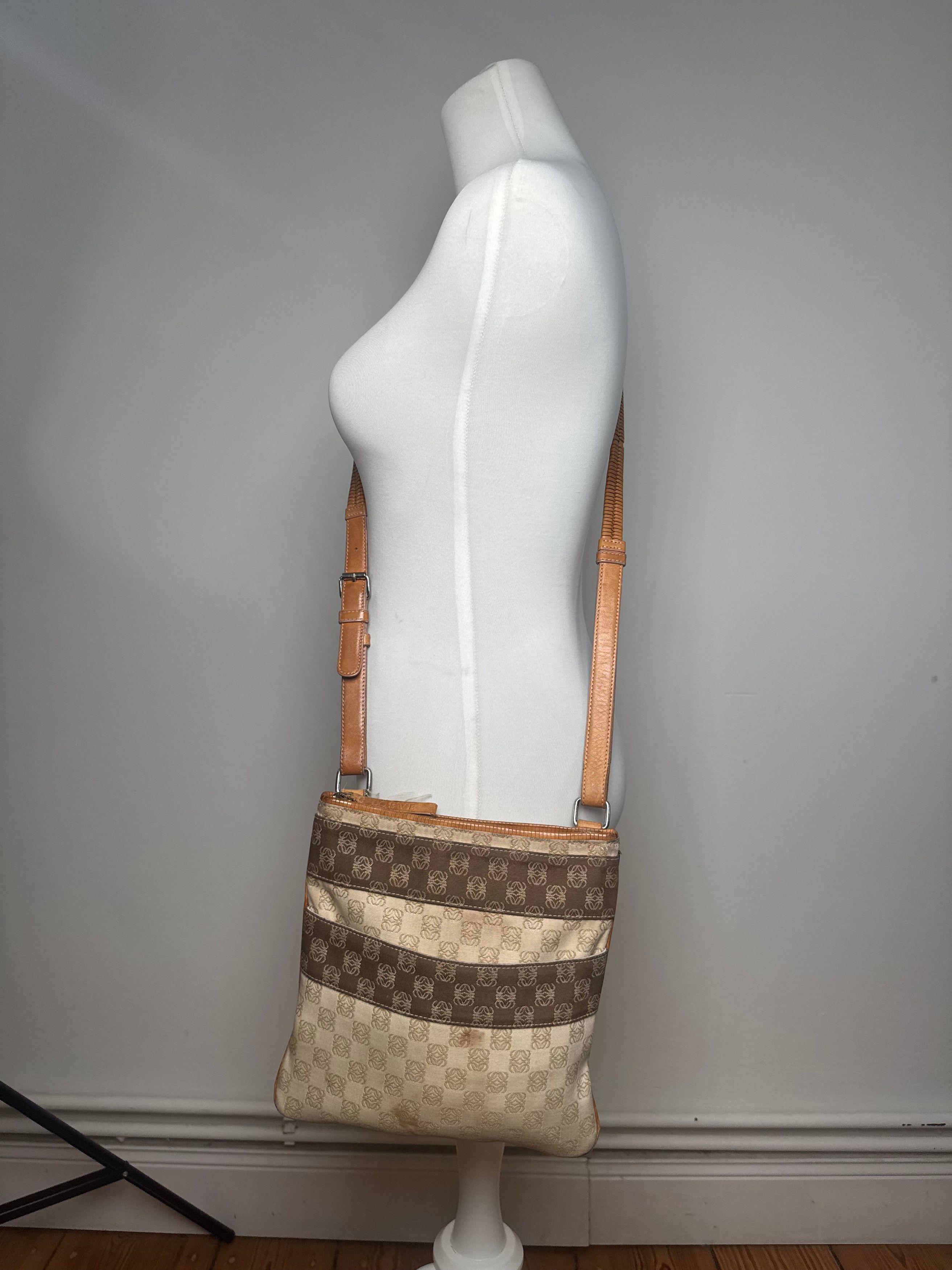 Loewe Vintage Madrid Leather canvas monogram Shoulder bag beige br Size ONE SIZE - 10 Thumbnail