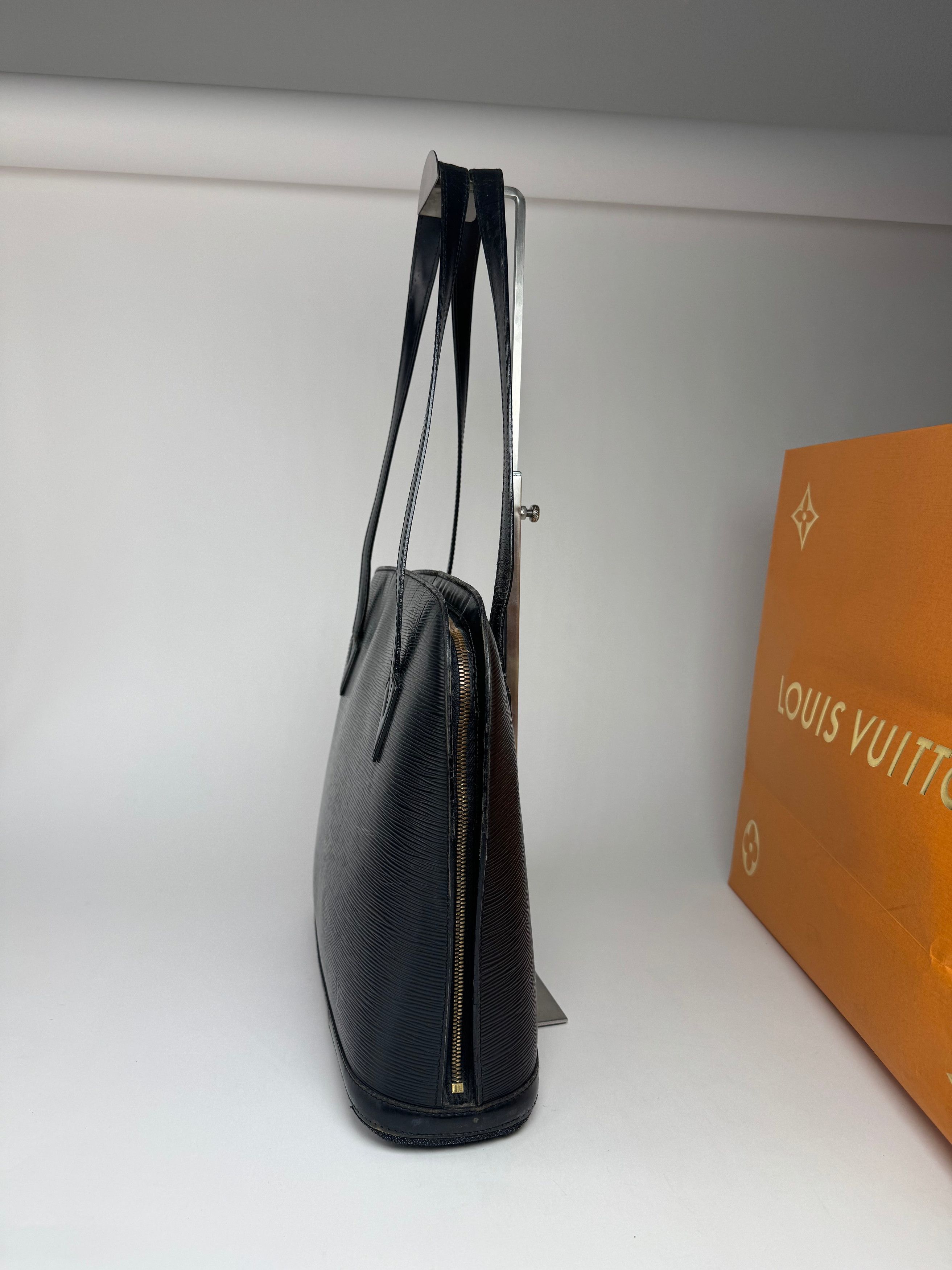 Louis Vuitton Vintage ALMA PM EPI Leather Bag Black Size ONE SIZE - 8 Thumbnail