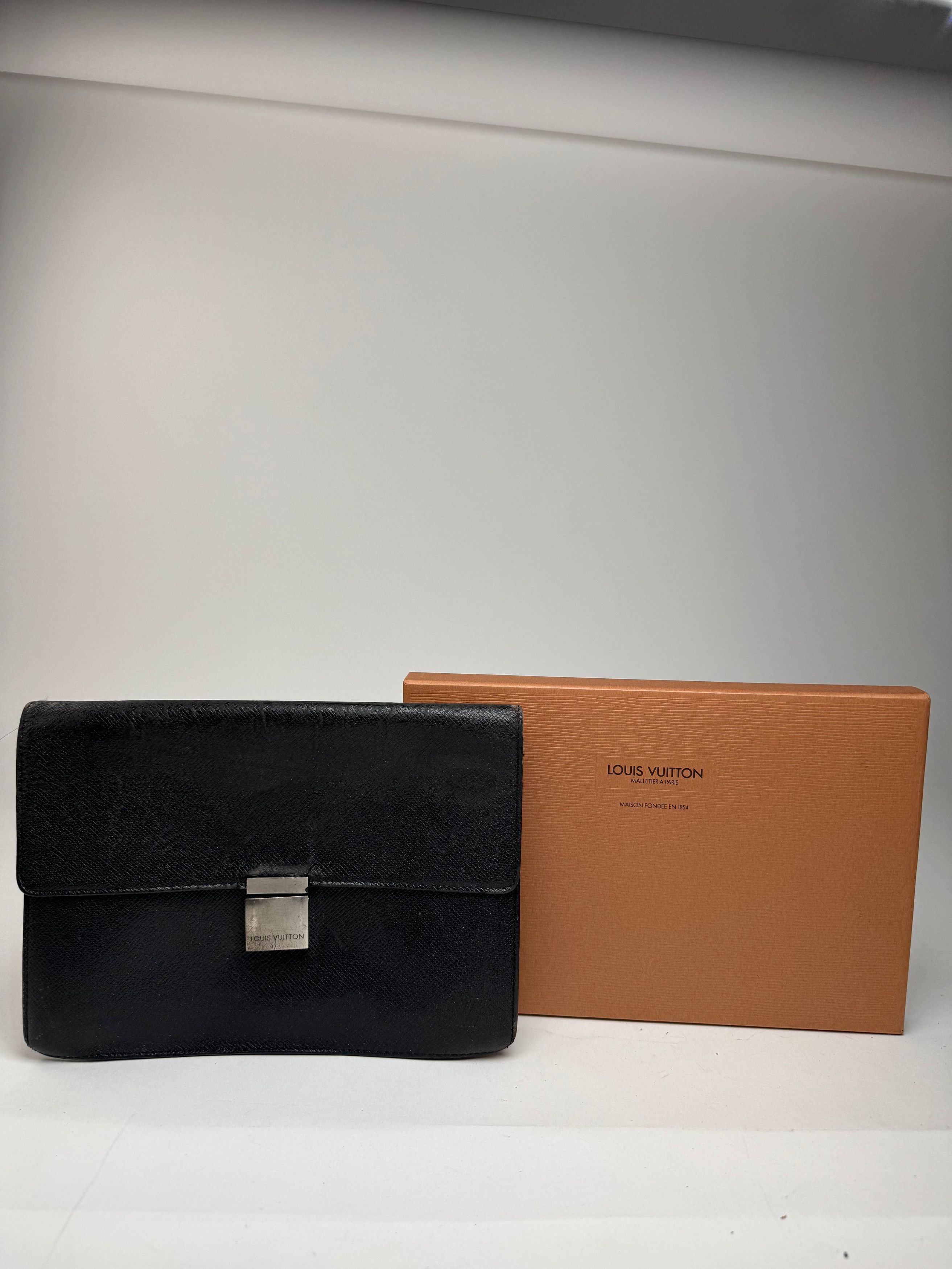 Louis Vuitton Vintage Taiga Leather Clutch Green Size ONE SIZE - 15 Thumbnail