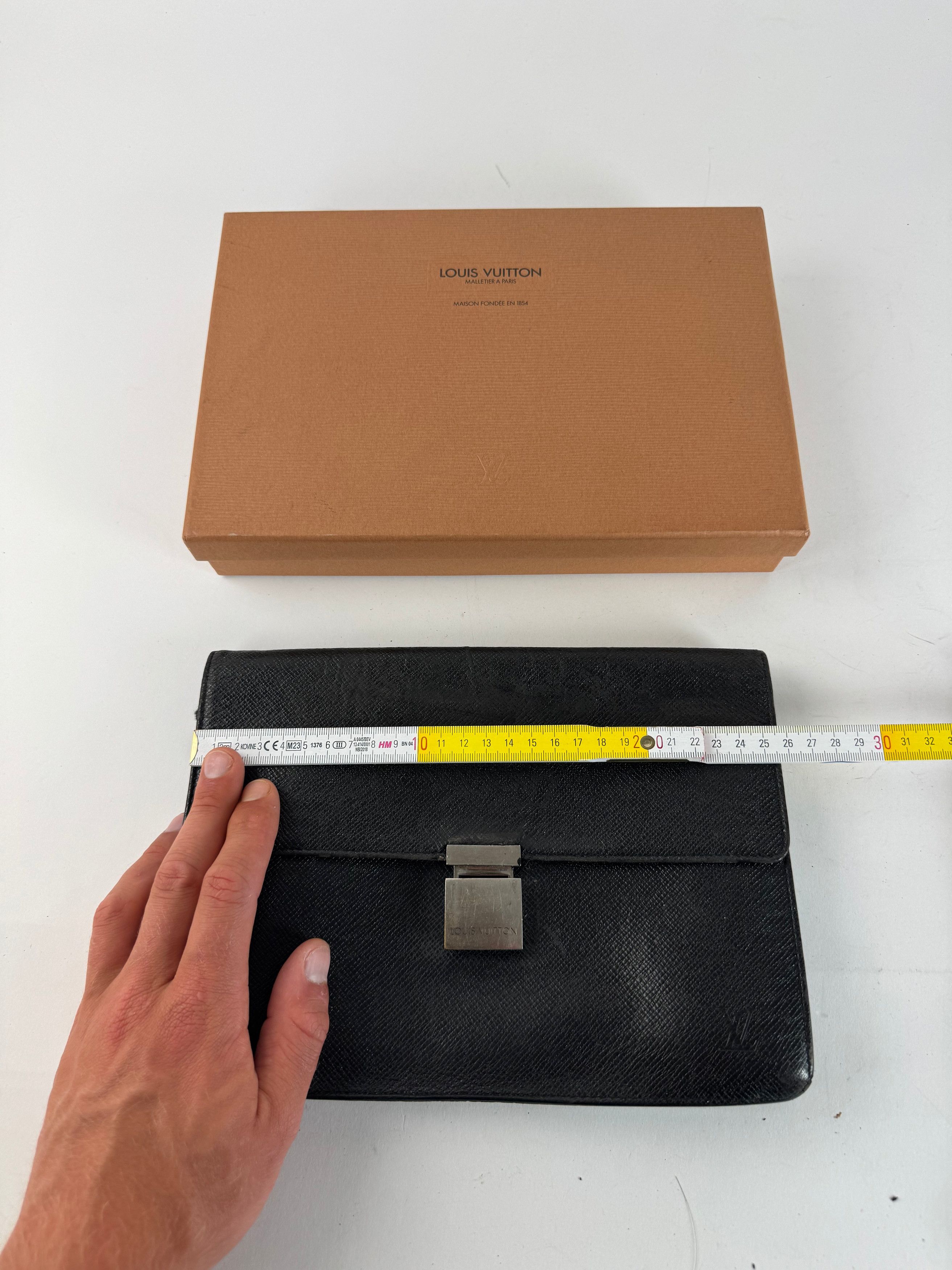 Louis Vuitton Vintage Taiga Leather Clutch Green Size ONE SIZE - 7 Thumbnail