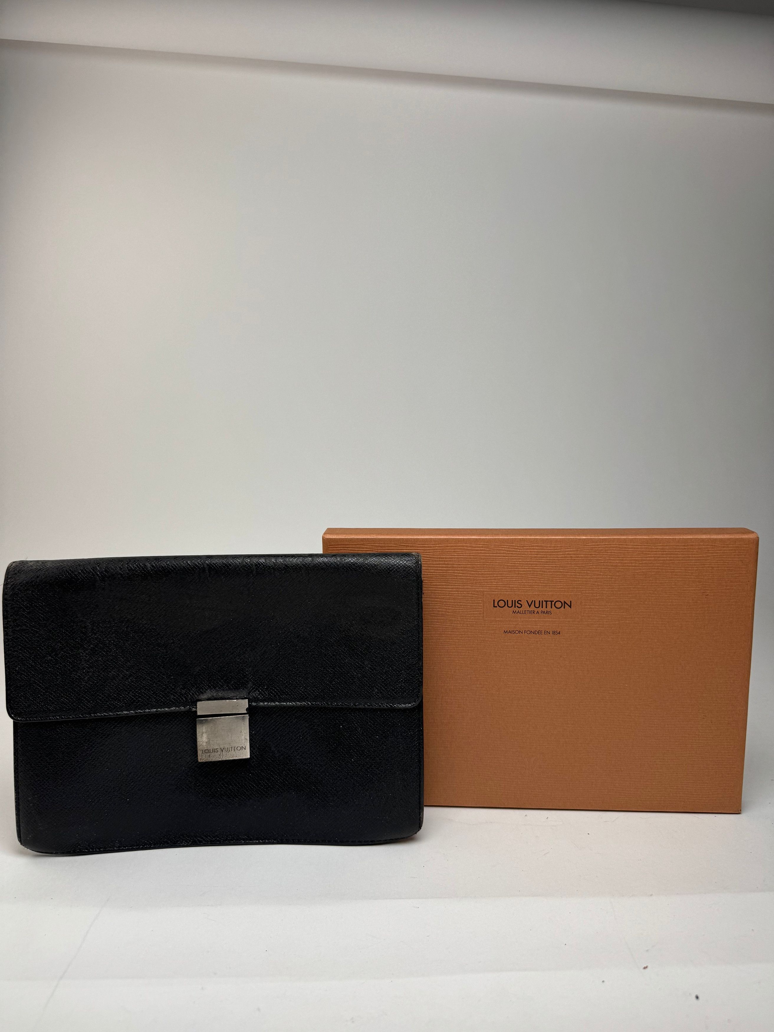 Louis Vuitton Vintage Taiga Leather Clutch Green Size ONE SIZE - 8 Thumbnail