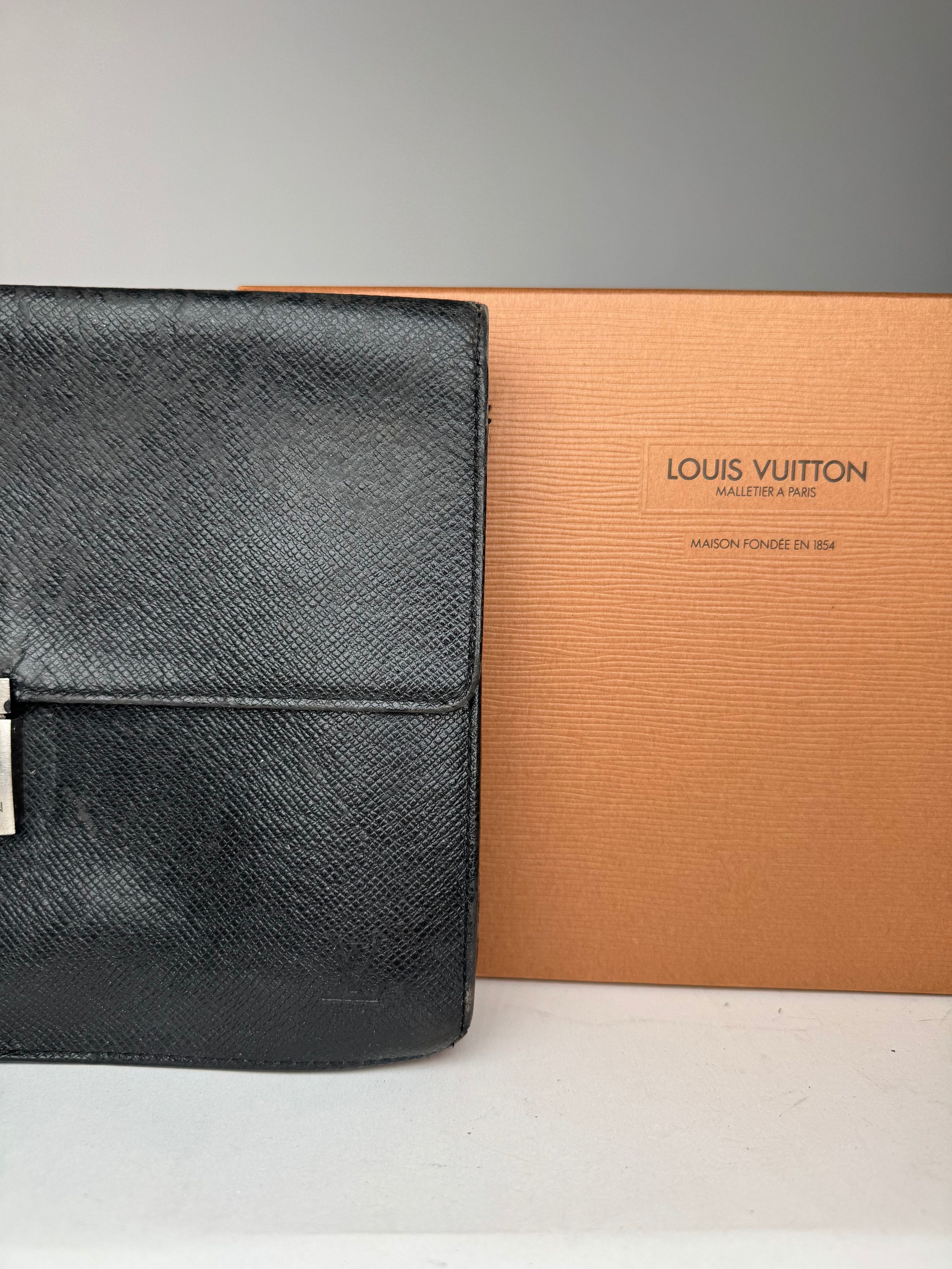 Louis Vuitton Vintage Taiga Leather Clutch Green Size ONE SIZE - 14 Thumbnail