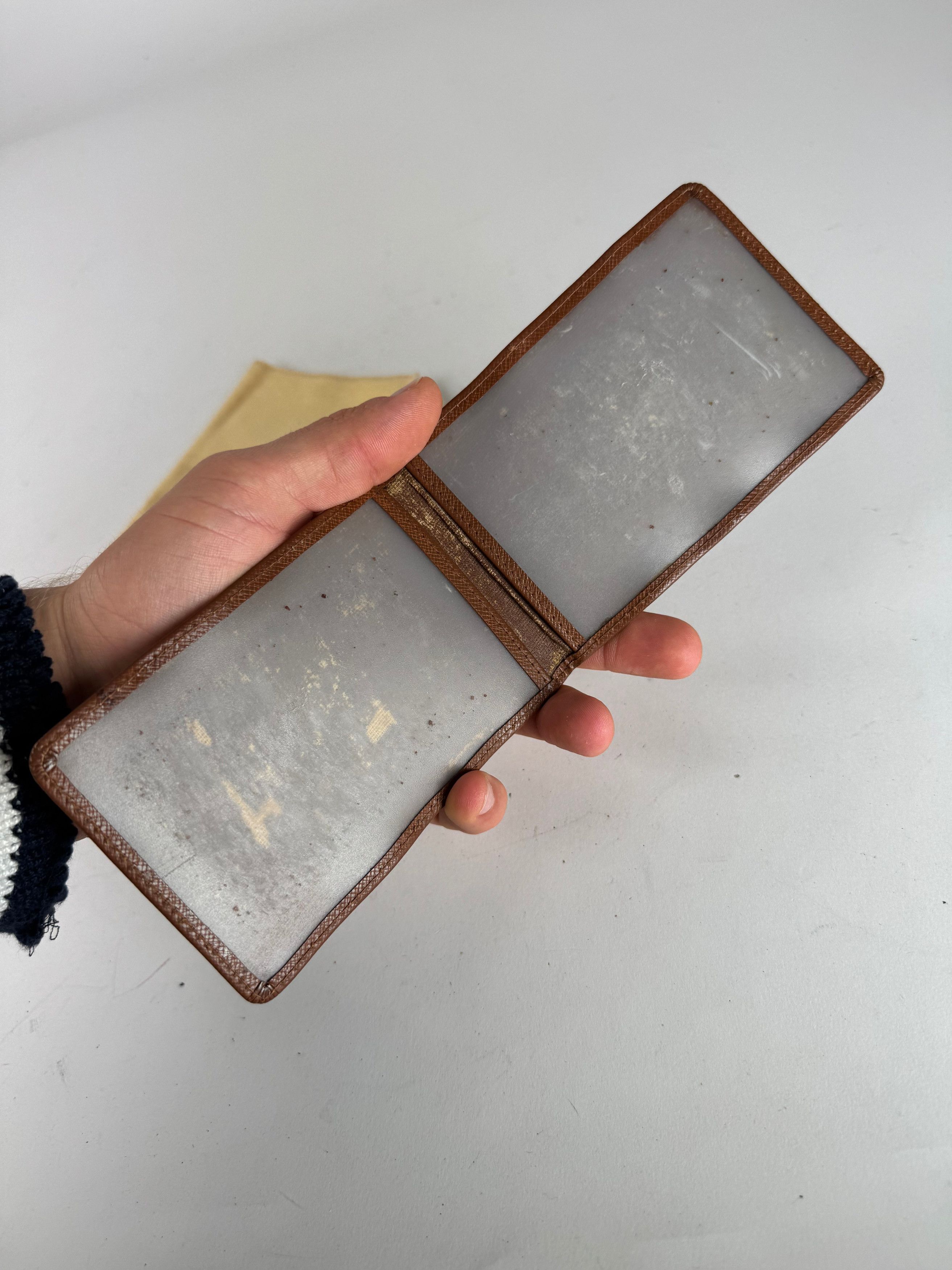 Louis Vuitton Vintage Taiga Leather Card Holder Brown Size ONE SIZE - 9 Thumbnail