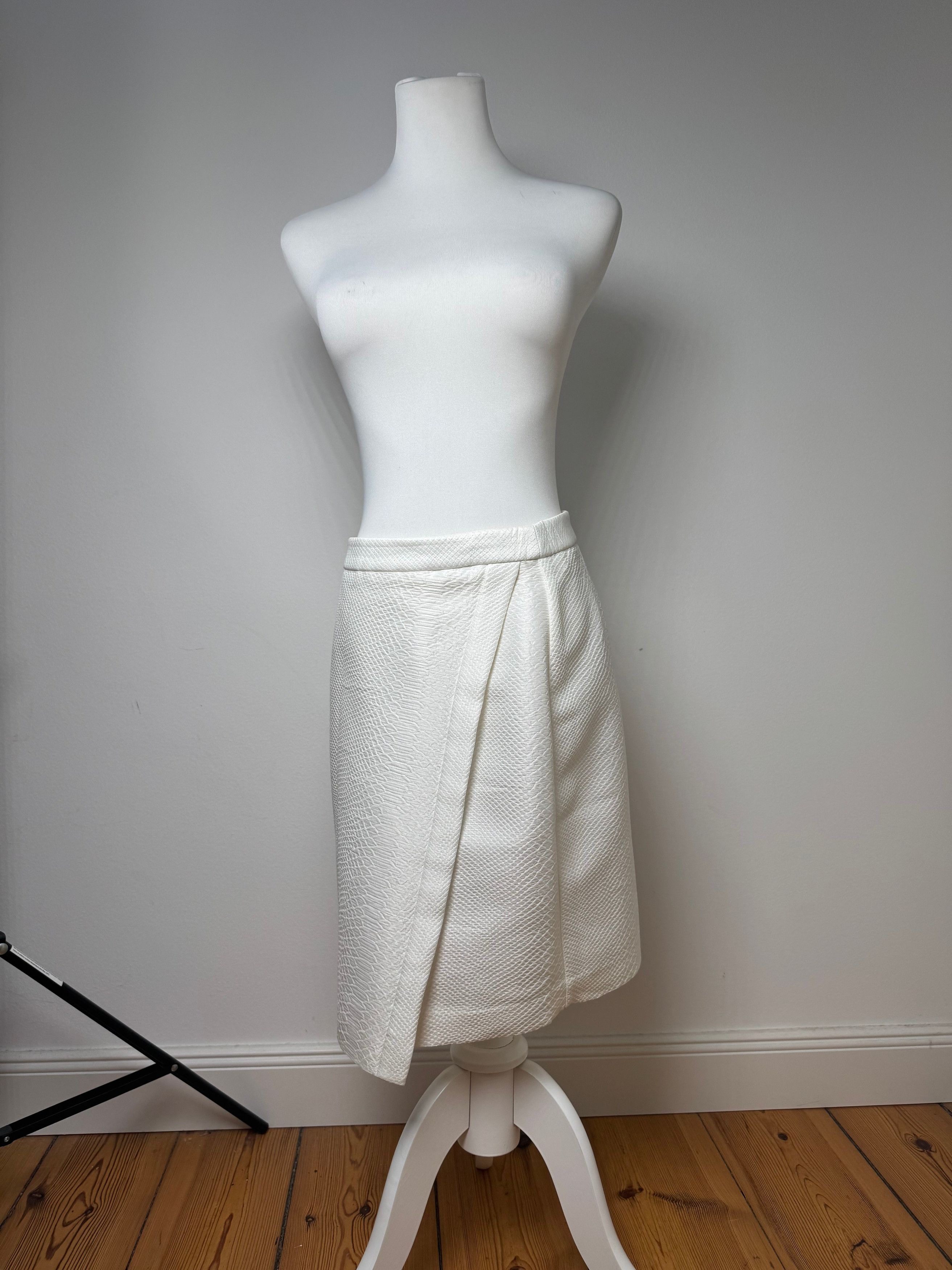 Giorgio Armani Vintage Armani Snake Skirt White Size 27" / US 4 / IT 40 - 12 Thumbnail