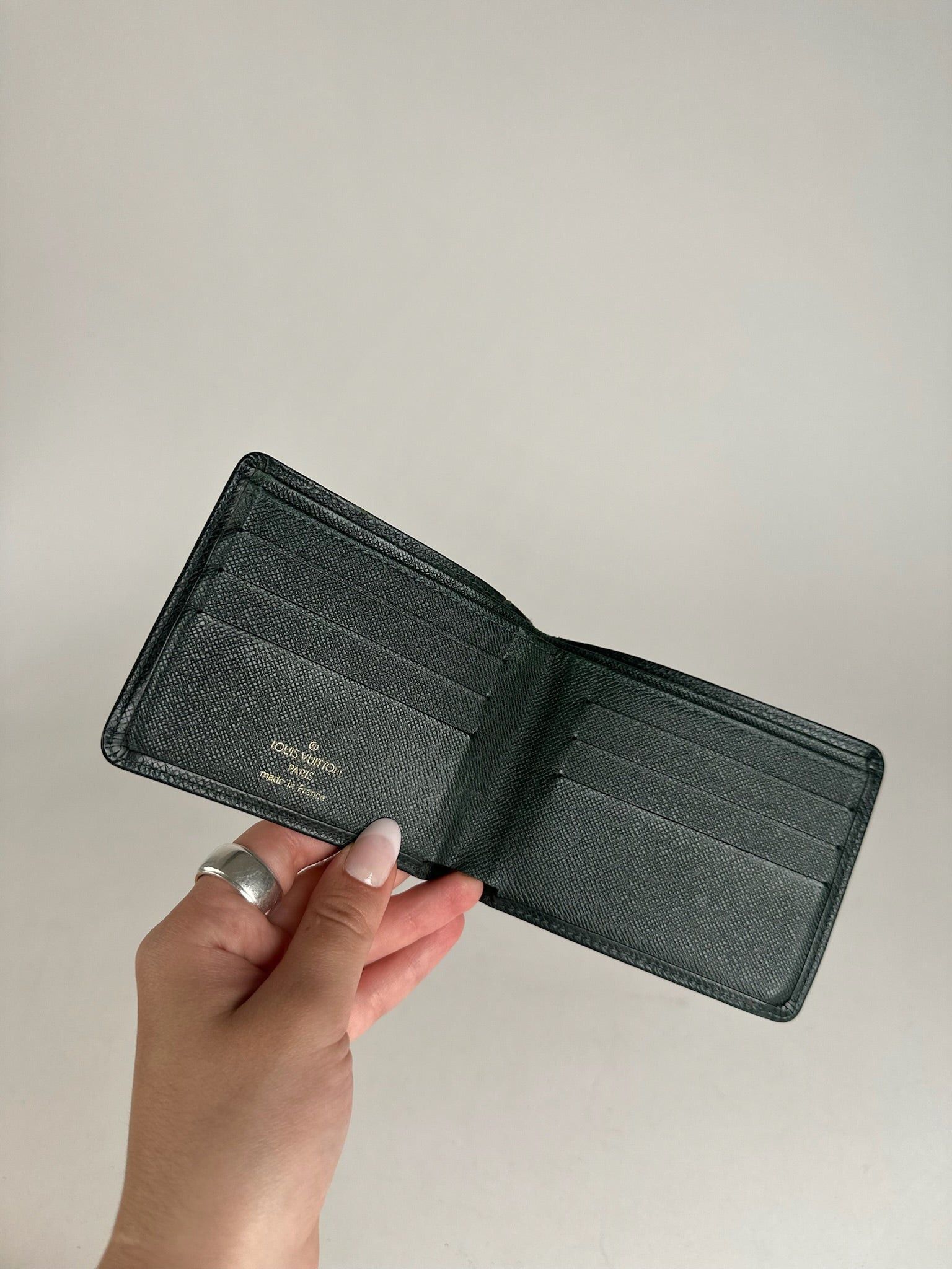 Louis Vuitton Vintage Taiga Leather Card holder green Size ONE SIZE - 2 Thumbnail