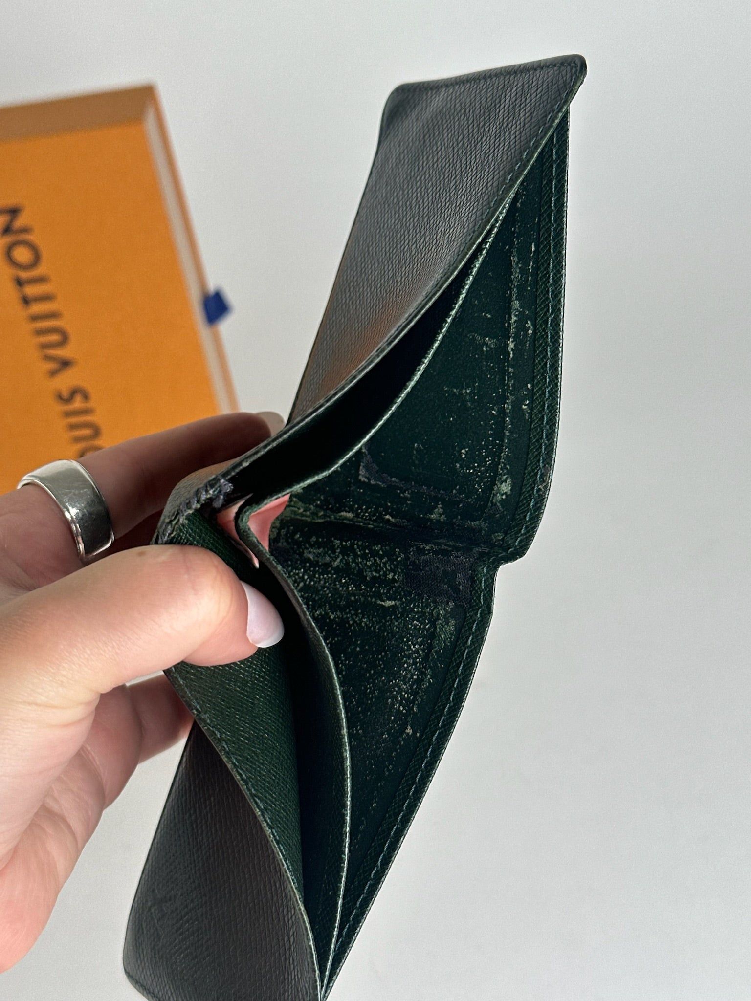 Louis Vuitton Vintage Taiga Leather Card holder green Size ONE SIZE - 6 Thumbnail